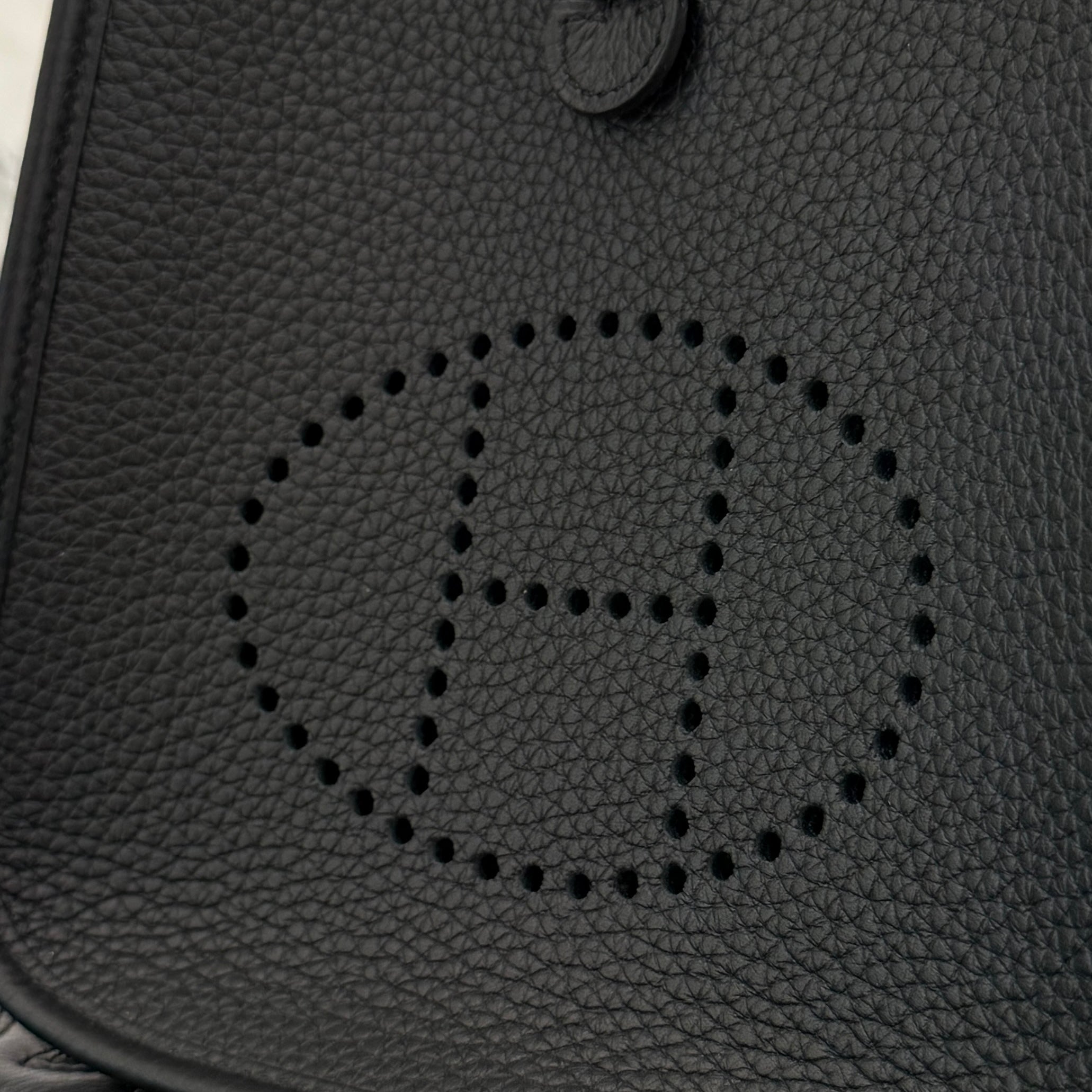 HERMES Evelyn Amazon TPM "NOIR" K刻印 エルメス エブリン アマゾン TPM "ノワール" レザーショルダーバッグ K刻印