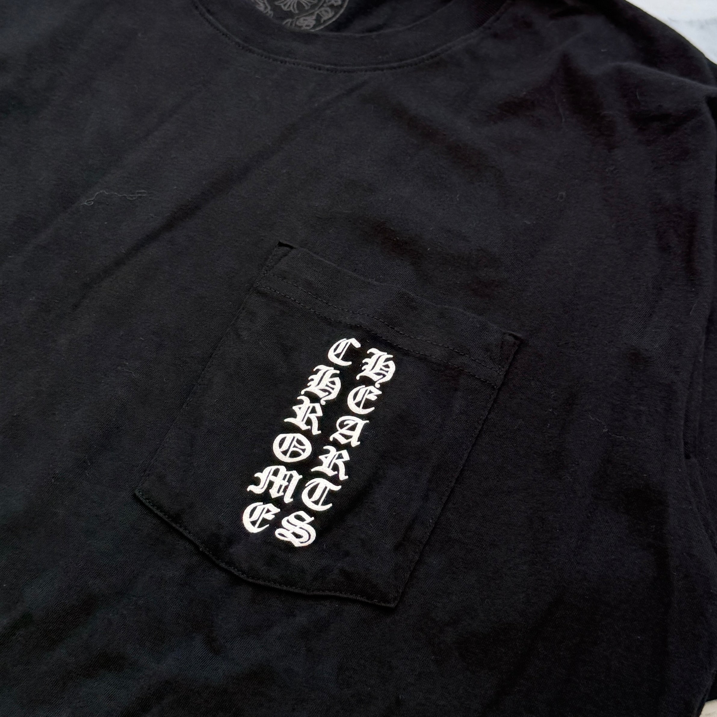 入手困難♪【CHROME HEARTS】スクロールロゴ Tシャツ 東京限定 CHROME HEARTS TOKYO limited edition Tee | One More Age