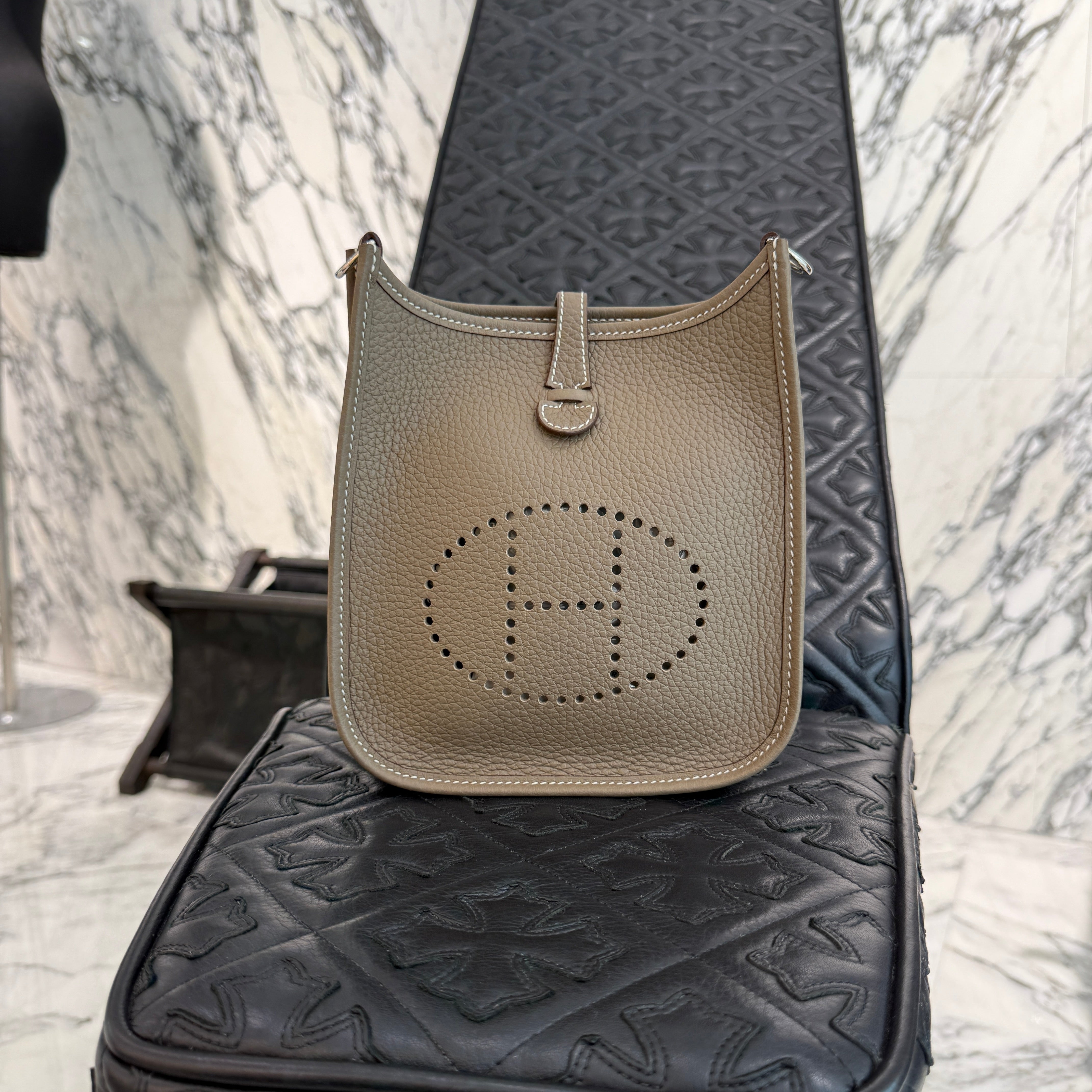 HERMES Evelyn Amazon TPM "Etoupe" W刻印 エルメス エブリン アマゾン TPM "エトゥープ" レザーショルダーバッグ W刻印