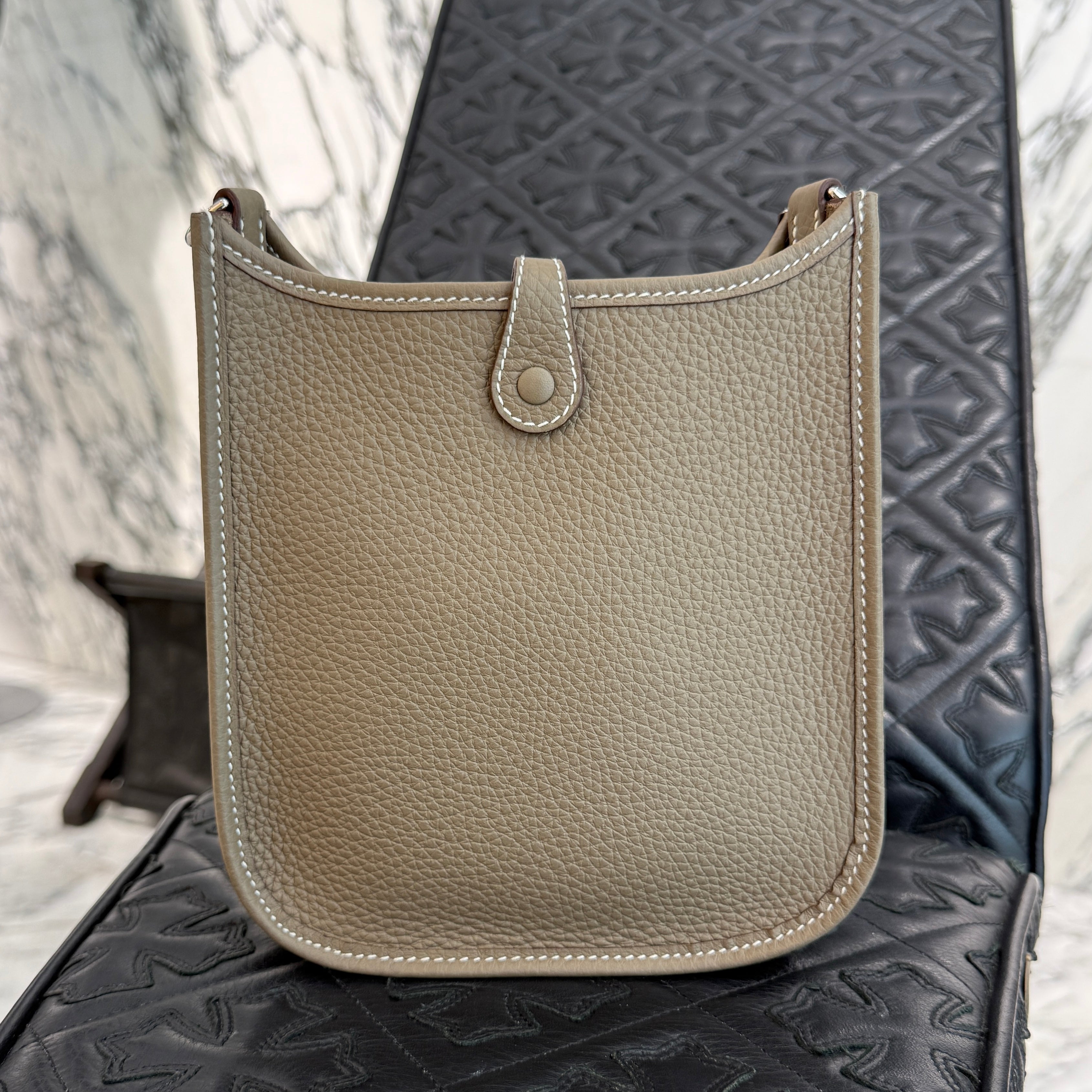 HERMES Evelyn Amazon TPM "Etoupe" W刻印 エルメス エブリン アマゾン TPM "エトゥープ" レザーショルダーバッグ W刻印