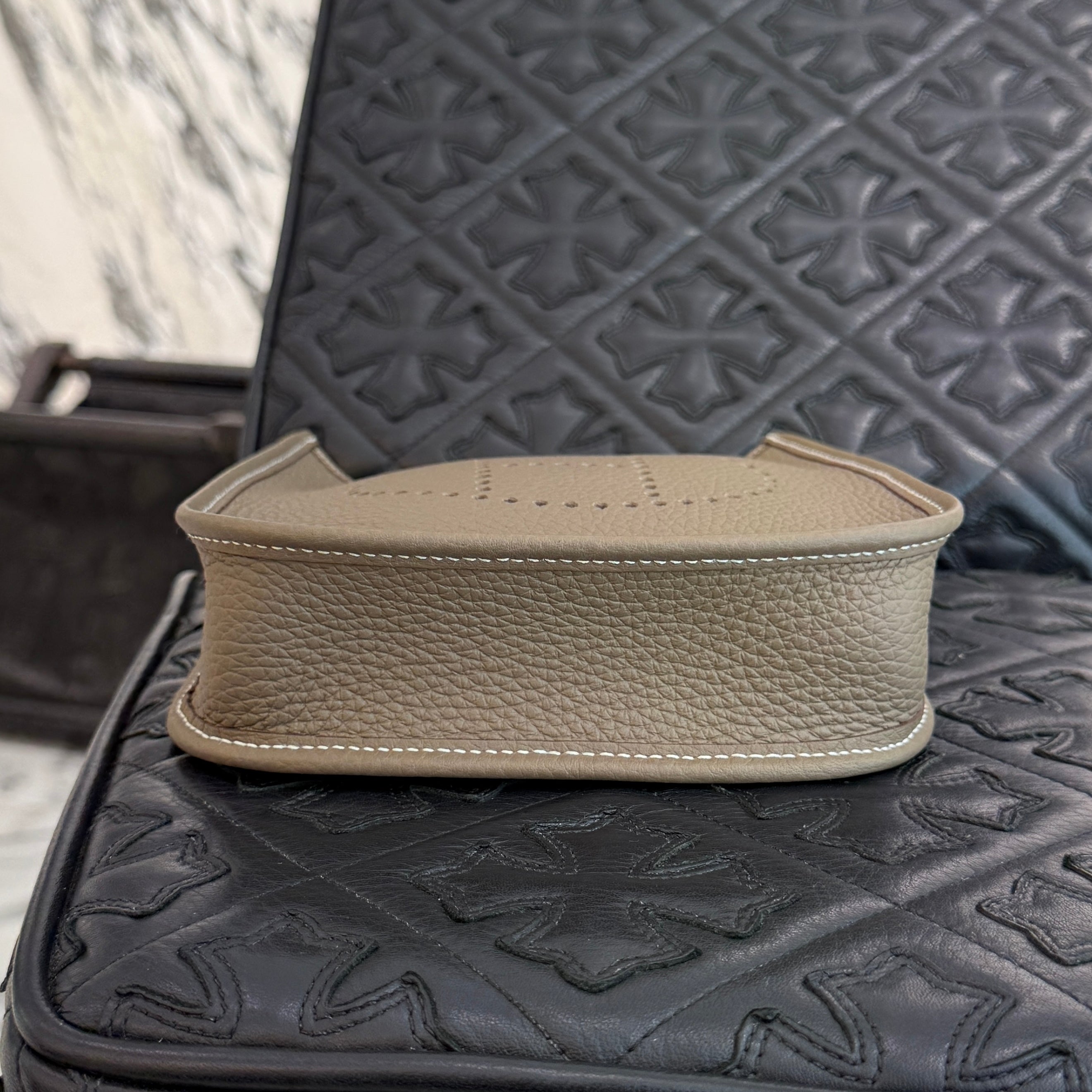 HERMES Evelyn Amazon TPM "Etoupe" W刻印 エルメス エブリン アマゾン TPM "エトゥープ" レザーショルダーバッグ W刻印