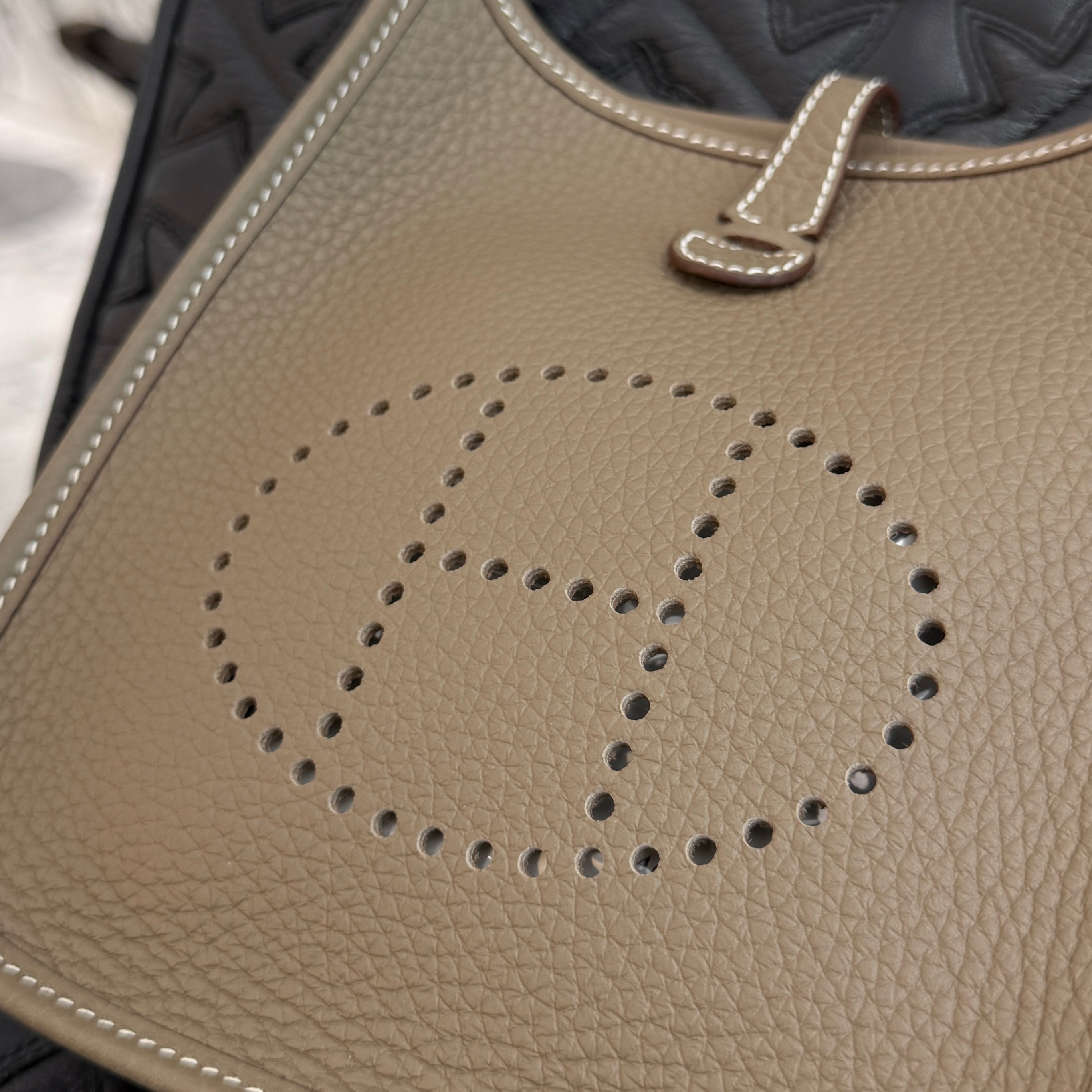 HERMES Evelyn Amazon TPM "Etoupe" W刻印 エルメス エブリン アマゾン TPM "エトゥープ" レザーショルダーバッグ W刻印