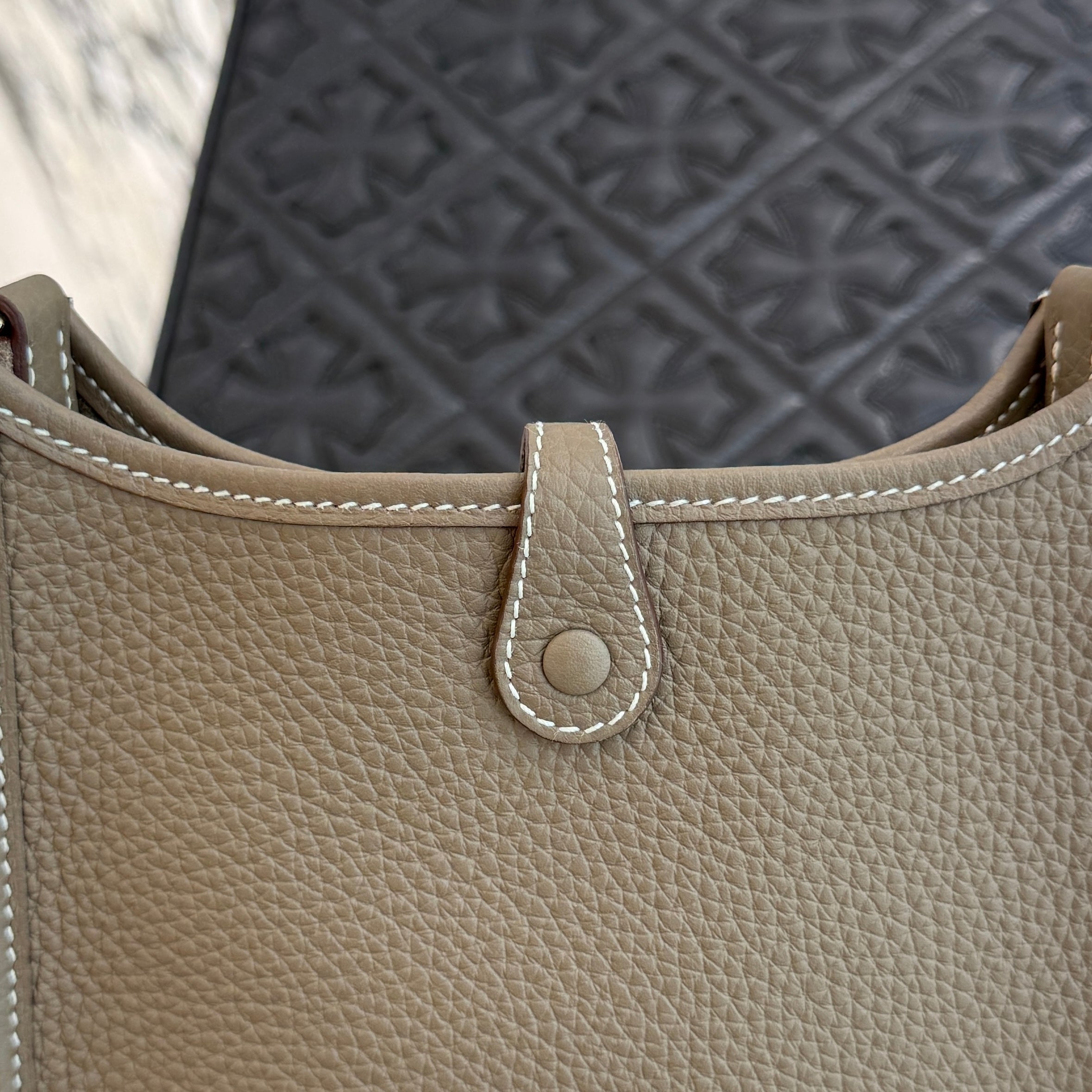 HERMES Evelyn Amazon TPM "Etoupe" W刻印 エルメス エブリン アマゾン TPM "エトゥープ" レザーショルダーバッグ W刻印