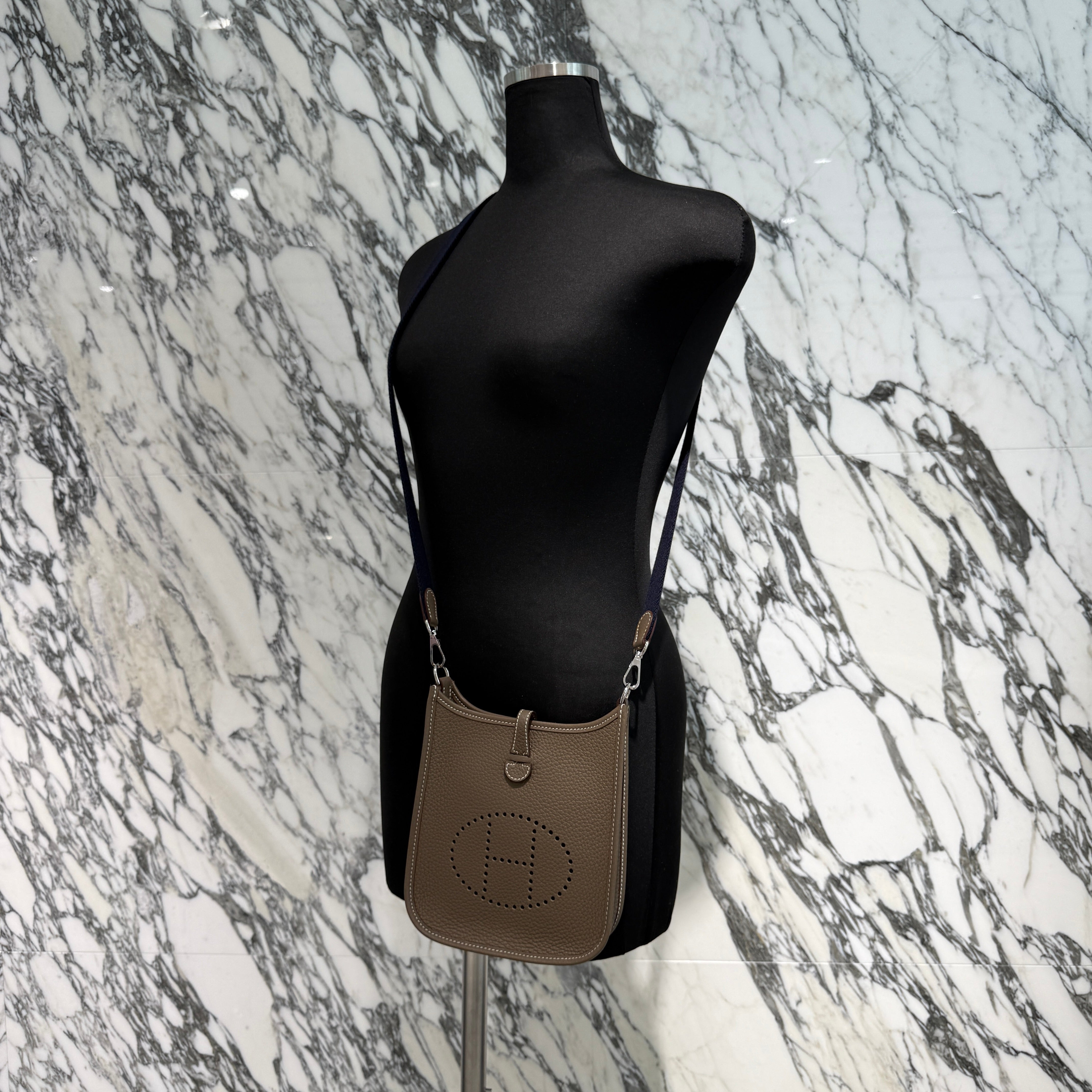 HERMES Evelyn Amazon TPM "Etoupe" W刻印 エルメス エブリン アマゾン TPM "エトゥープ" レザーショルダーバッグ W刻印