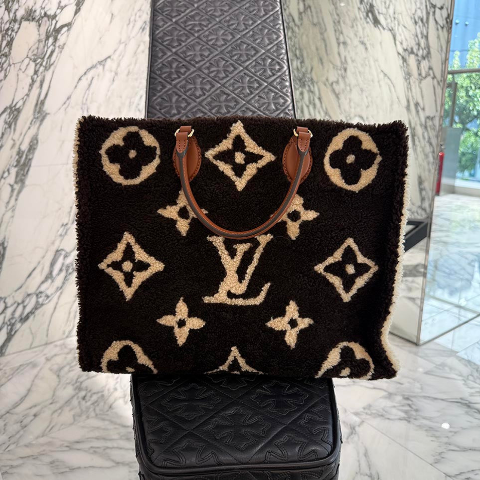 LOUIS VUITTON On the Go GM Monogram Teddy Shearing Tote Bag M55420 ルイヴィトン オンザゴー GM モノグラム・テディ シアリング トートバッグ