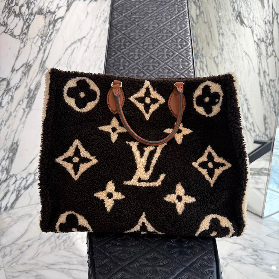 LOUIS VUITTON On the Go GM Monogram Teddy Shearing Tote Bag M55420 ルイヴィトン オンザゴー GM モノグラム・テディ シアリング トートバッグ