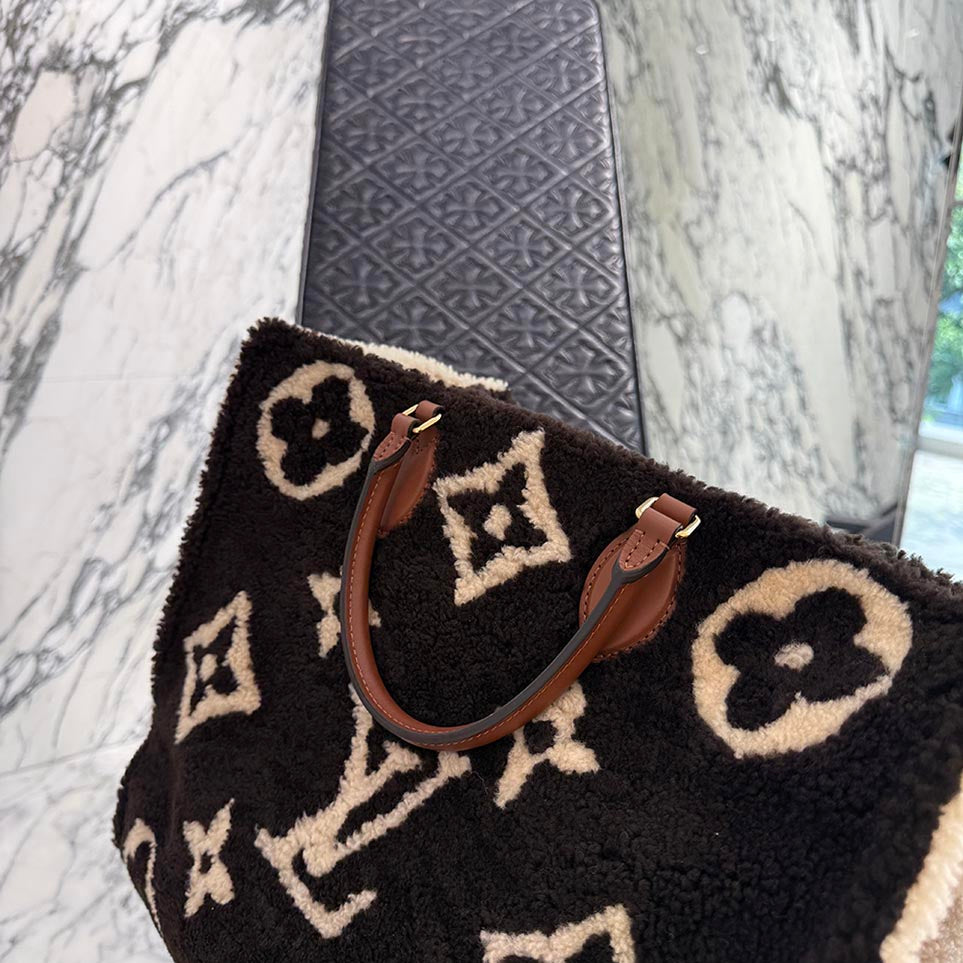 LOUIS VUITTON On the Go GM Monogram Teddy Shearing Tote Bag M55420 ルイヴィトン オンザゴー GM モノグラム・テディ シアリング トートバッグ