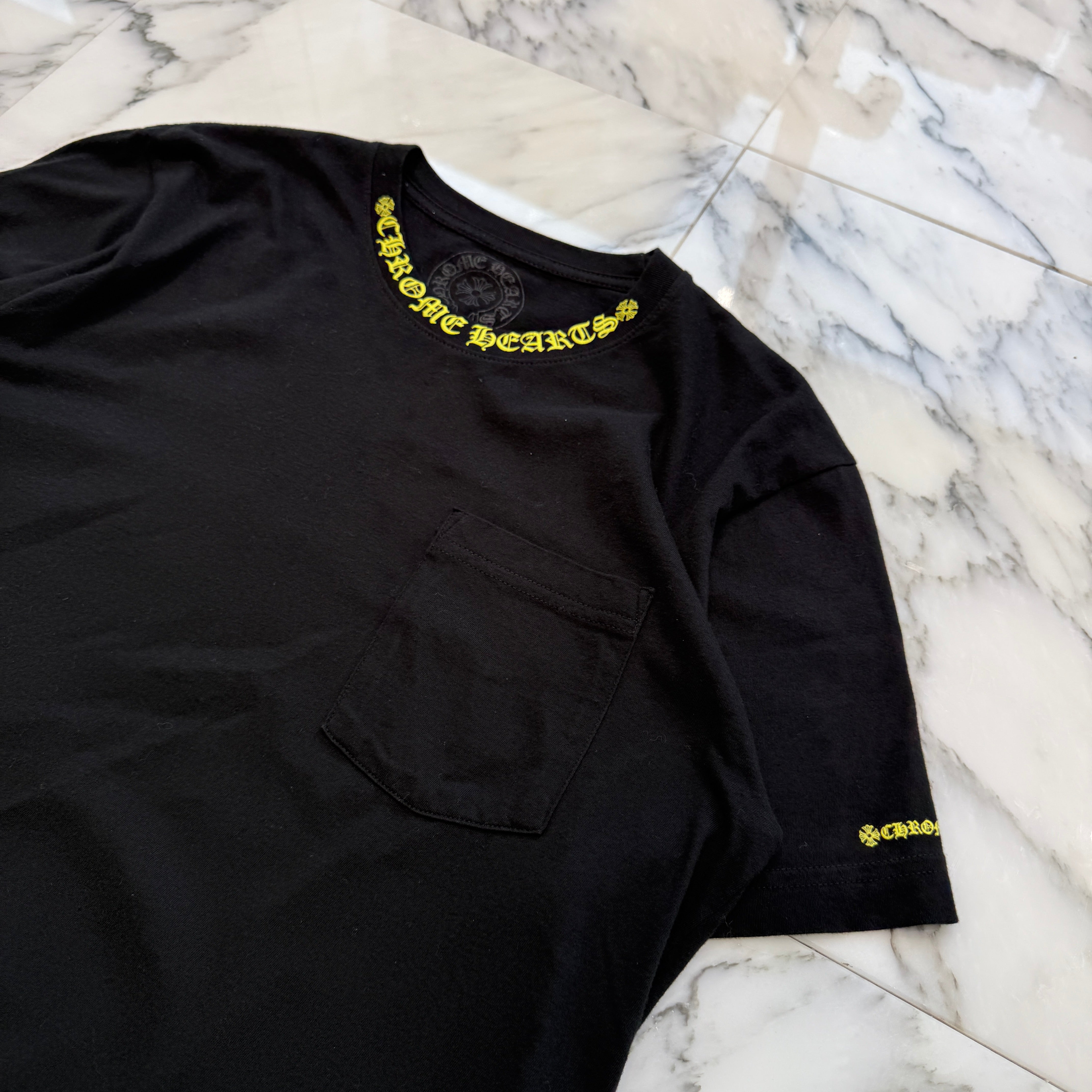 CHROME HEARTS Old English Yellow Neck Logo Short Sleeve Tee Size M クロムハーツ オールドイングリッシュ イエローネックロゴ ショートスリーブ Tシャツ サイズM