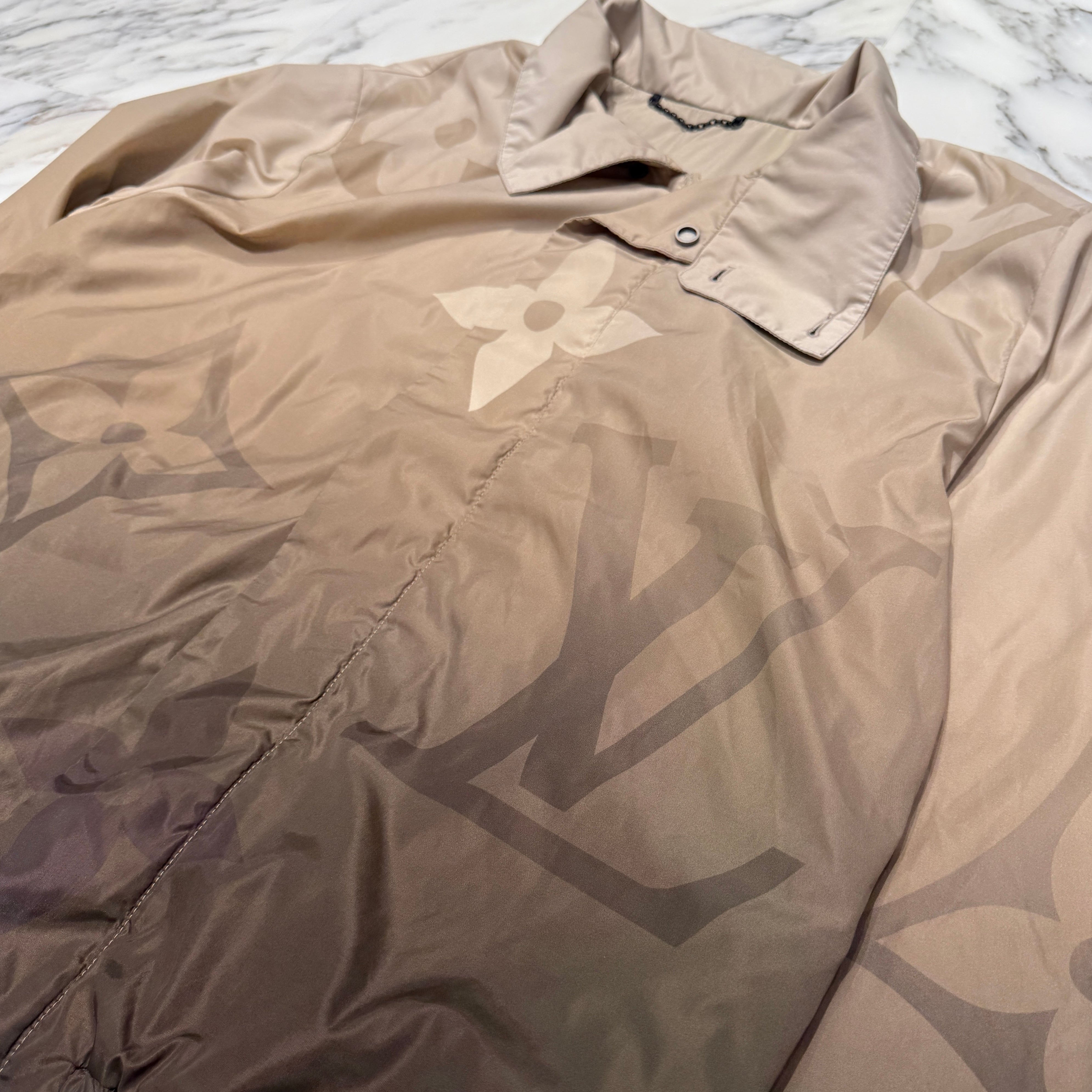 LOUIS VUITTON 2025SS Monogram Printed Light Nylon Windbreaker 1AFYAR Size 50 ルイヴィトン モノグラムプリント ライトナイロン ウィンドブレイカー サイズ50