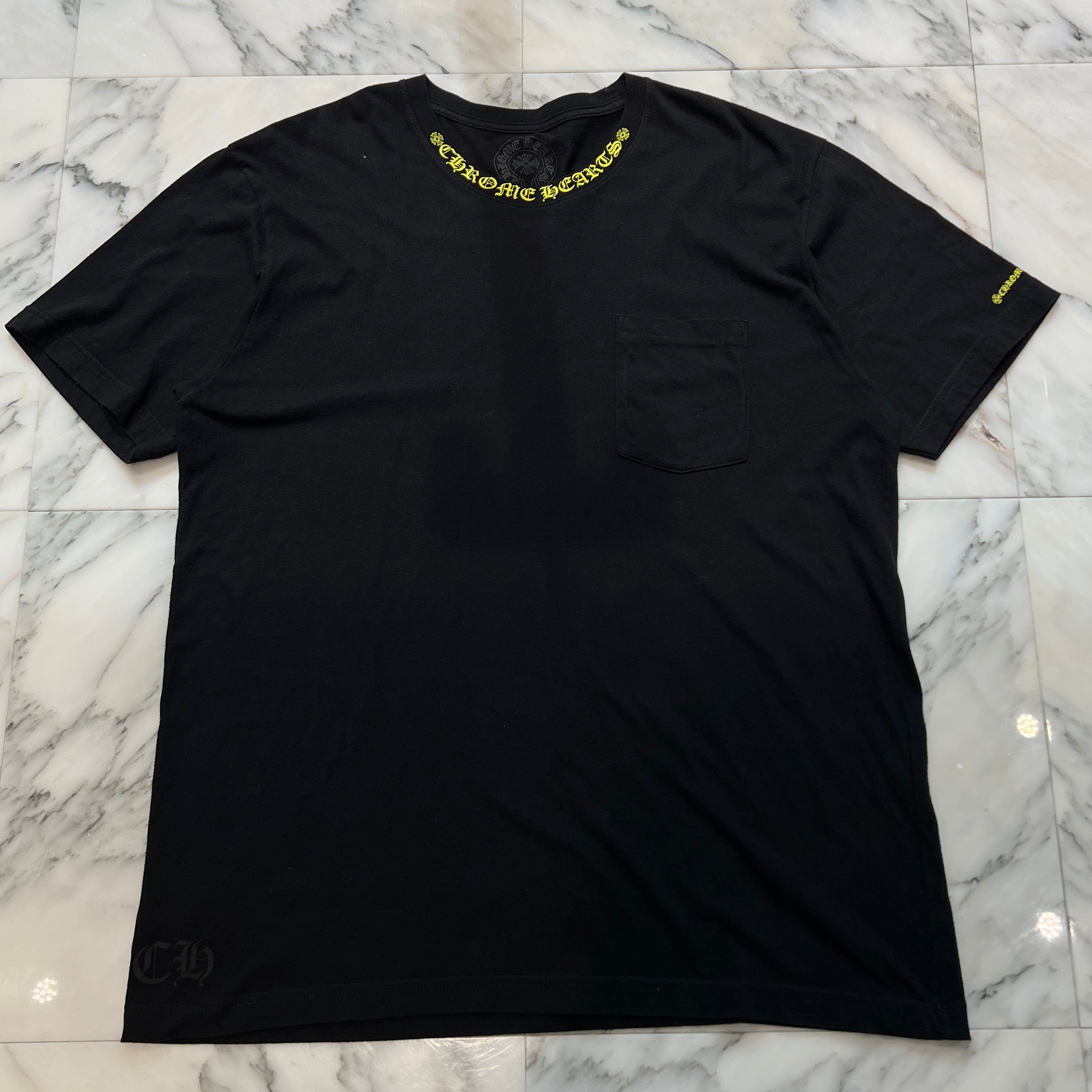 CHROME HEARTS Old English Yellow Neck Logo Short Sleeve Tee Size XL クロムハーツ オールドイングリッシュ イエローネックロゴ ショートスリーブ Tシャツ サイズXL