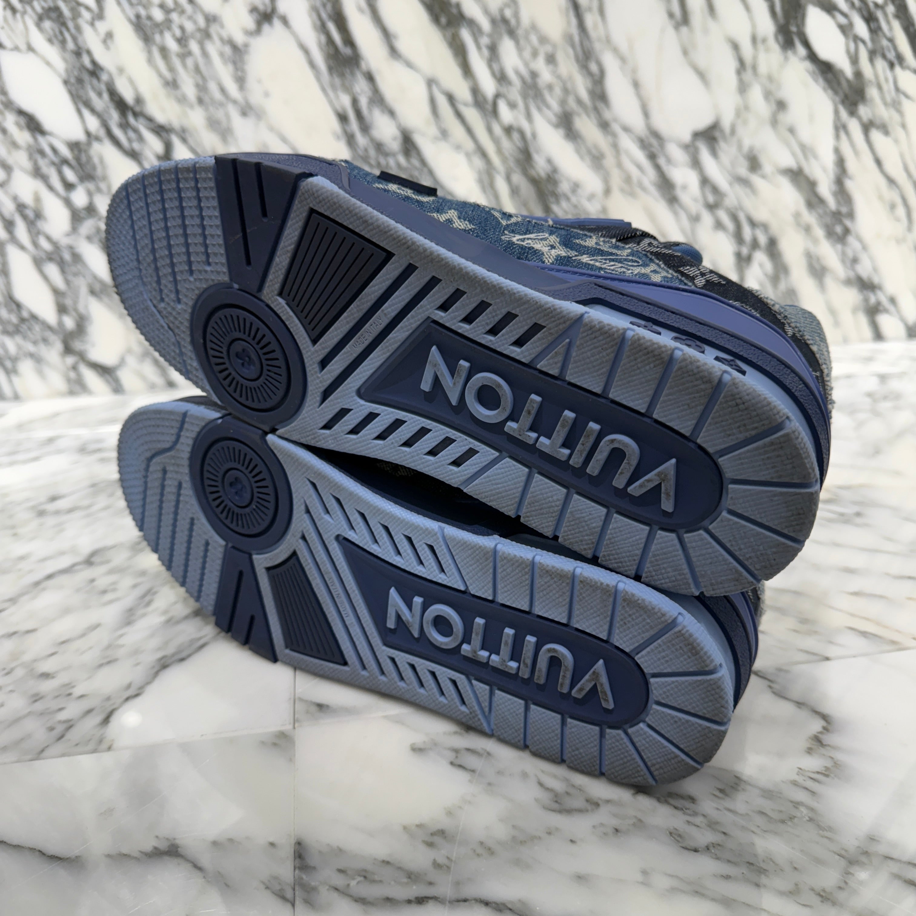 LOUIS VUITTON 2024AW LV Trainer Blue Patchwork Monogram Denim Sneakers 1AC4YS Size 9 1/2 ルイヴィトン LV トレイナー ブルー パッチワーク モノグラム デニムスニーカー サイズSize 9 1/2