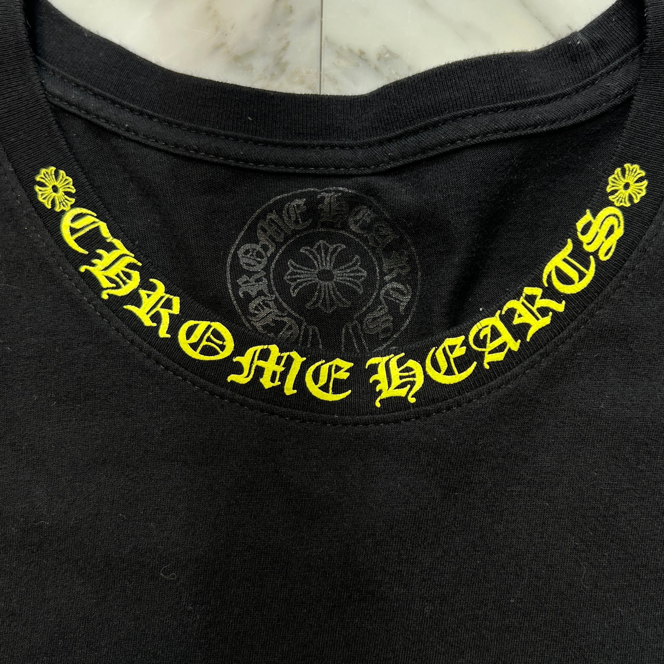 CHROME HEARTS Old English Yellow Neck Logo Short Sleeve Tee Size XL クロムハーツ オールドイングリッシュ イエローネックロゴ ショートスリーブ Tシャツ サイズXL