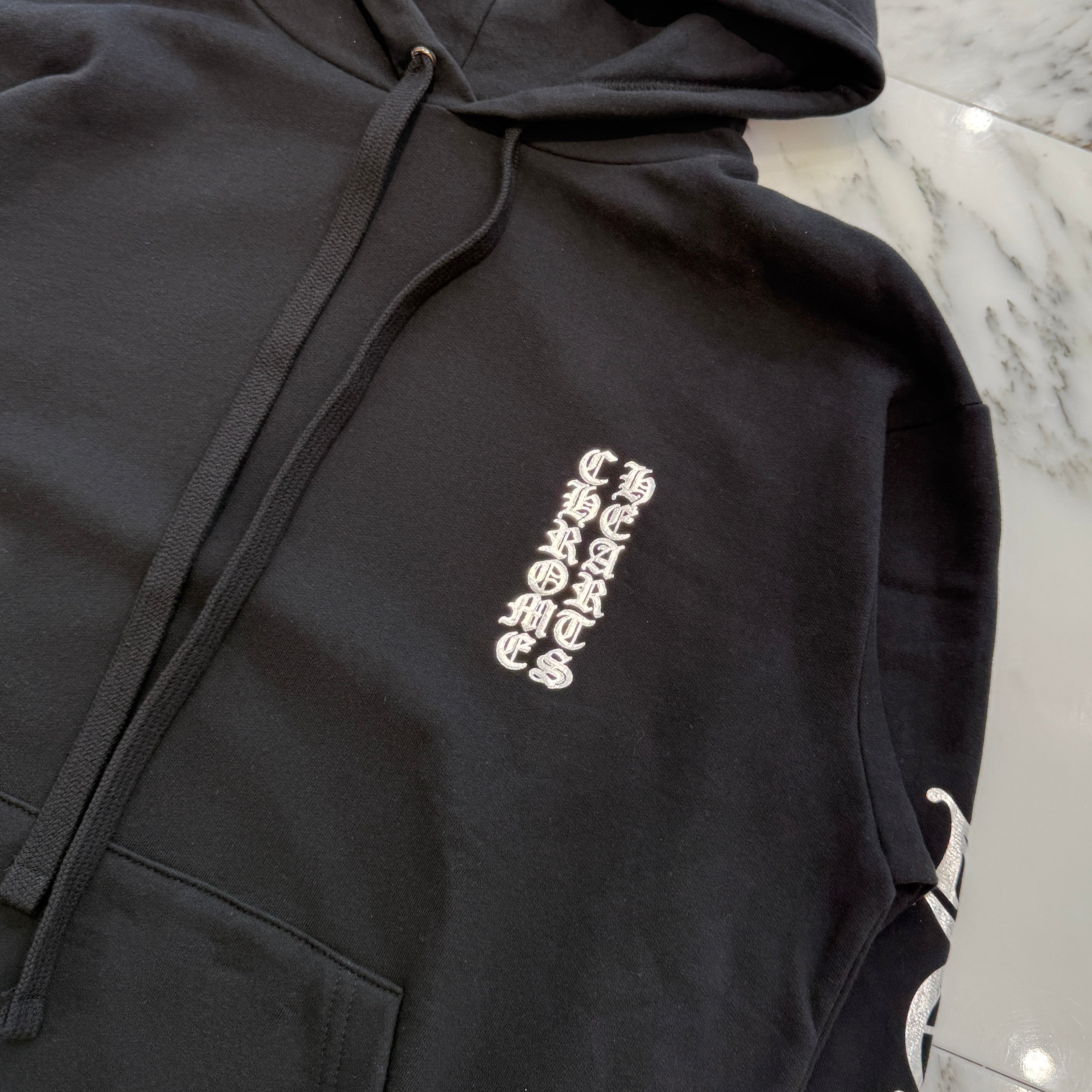 CHROME HEARTS 2025AW 1988 Silver Vertical Logo Pullover Hoodie Size XL クロムハーツ 1988 シルバー ヴァーティカルロゴ プルオーバーフーディー サイズXL