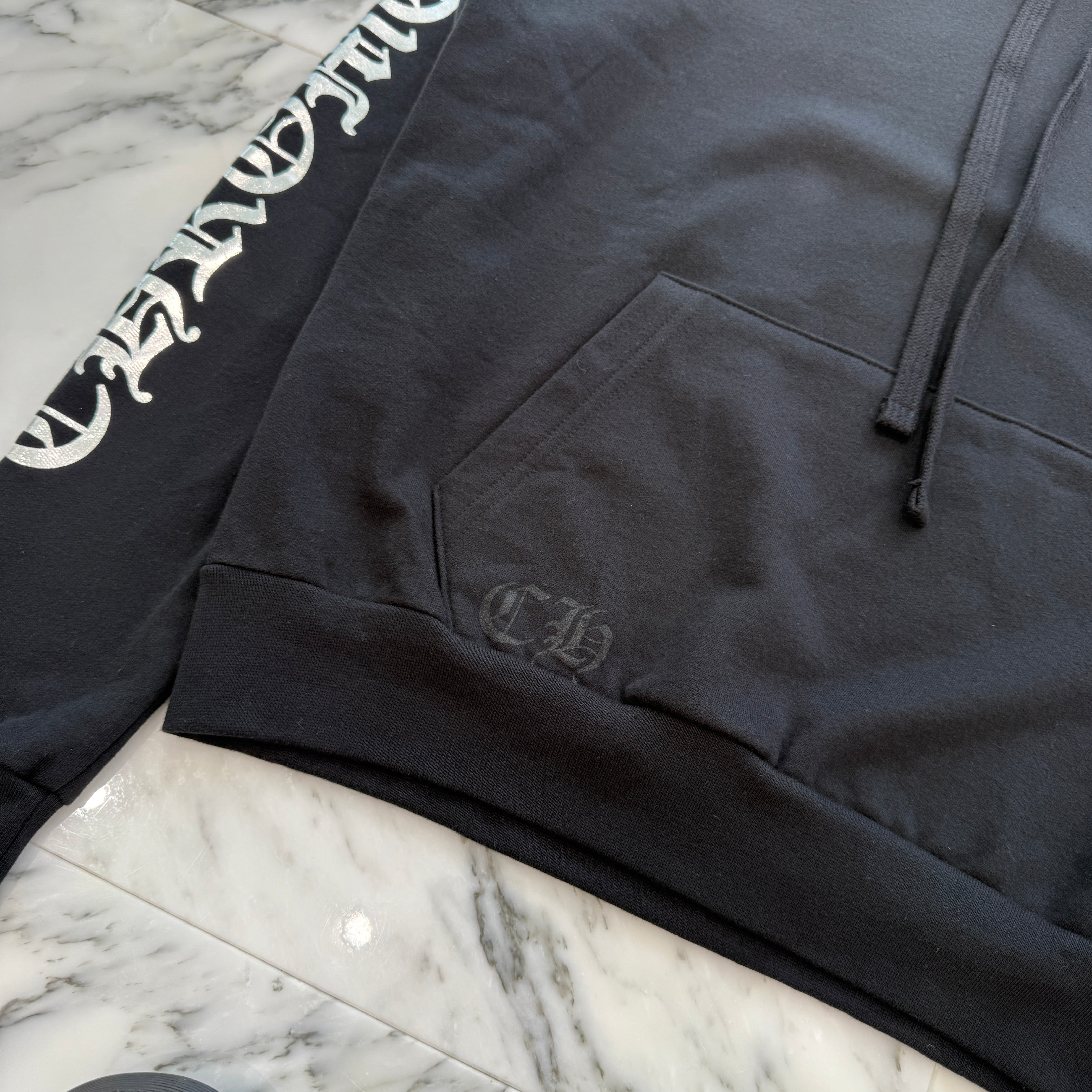 CHROME HEARTS 2025AW 1988 Silver Vertical Logo Pullover Hoodie Size XL クロムハーツ 1988 シルバー ヴァーティカルロゴ プルオーバーフーディー サイズXL