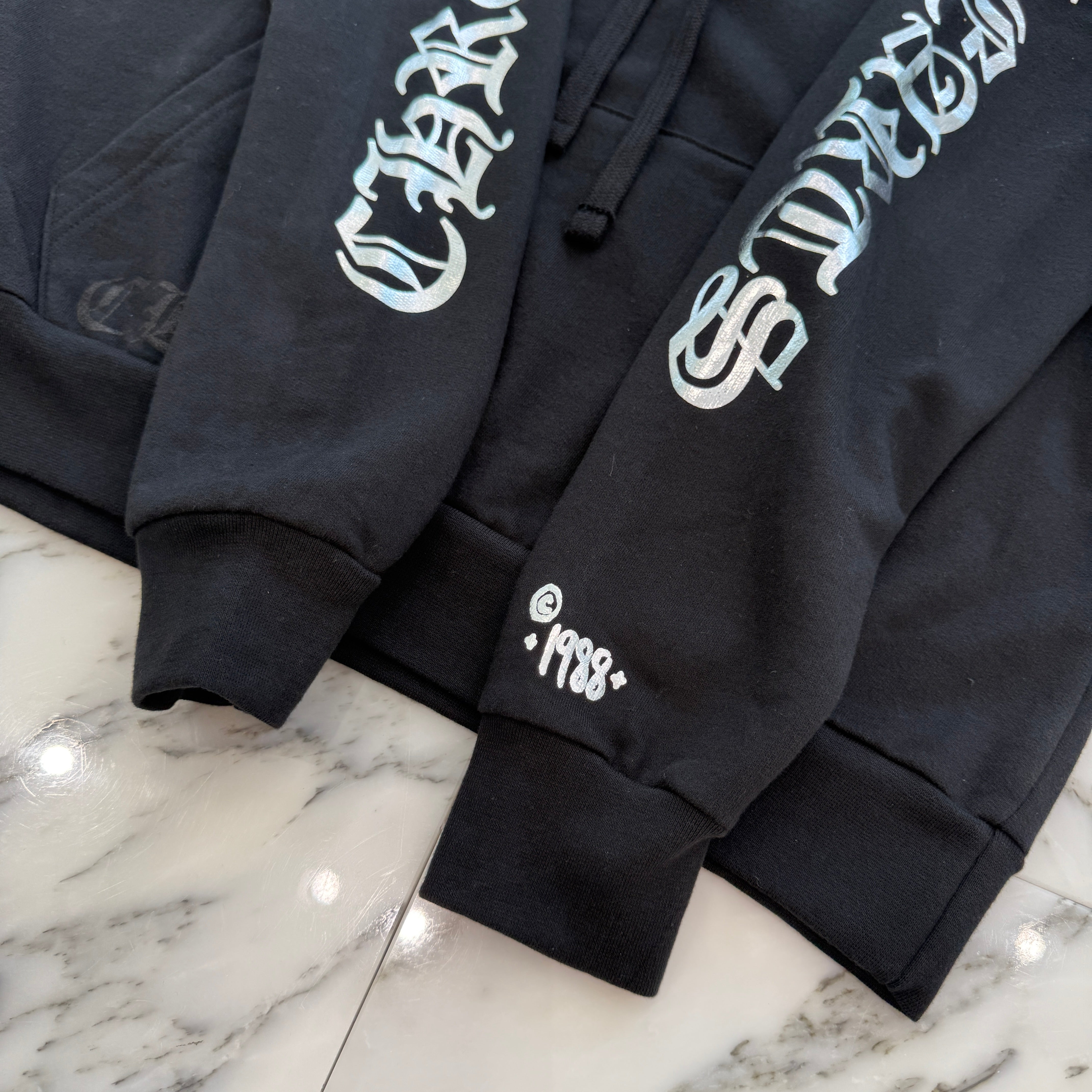 CHROME HEARTS 2025AW 1988 Silver Vertical Logo Pullover Hoodie Size XL クロムハーツ 1988 シルバー ヴァーティカルロゴ プルオーバーフーディー サイズXL