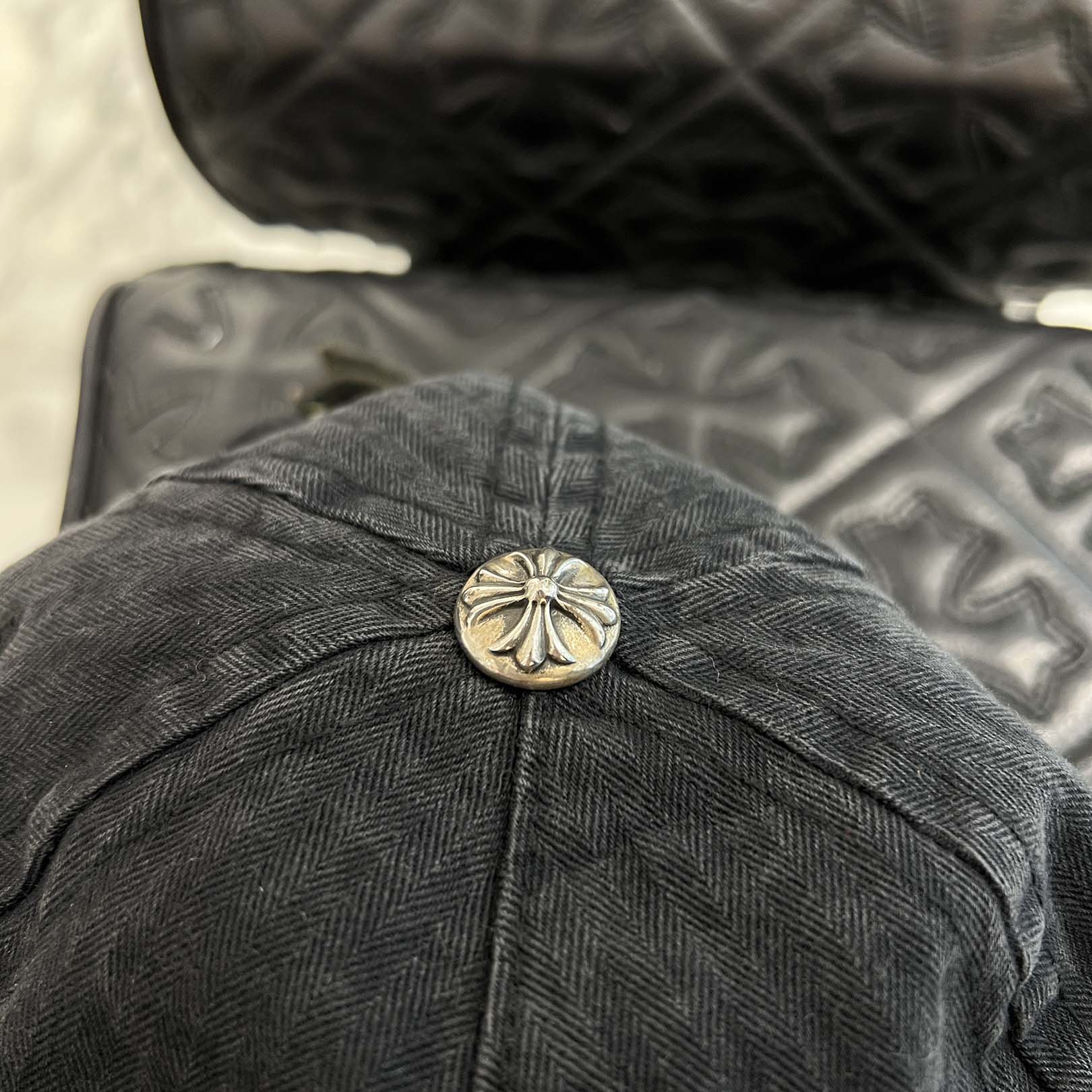 CHROME HEARTS 2024SS Vine Dagger Embroidery Herringbone Denim Trucker Cap Size ONE SIZE (53-60) クロムハーツ ヴァインダガー 刺繍 ヘリンボーン デニム トラッカーキャップ サイズONE SIZE (53-60)