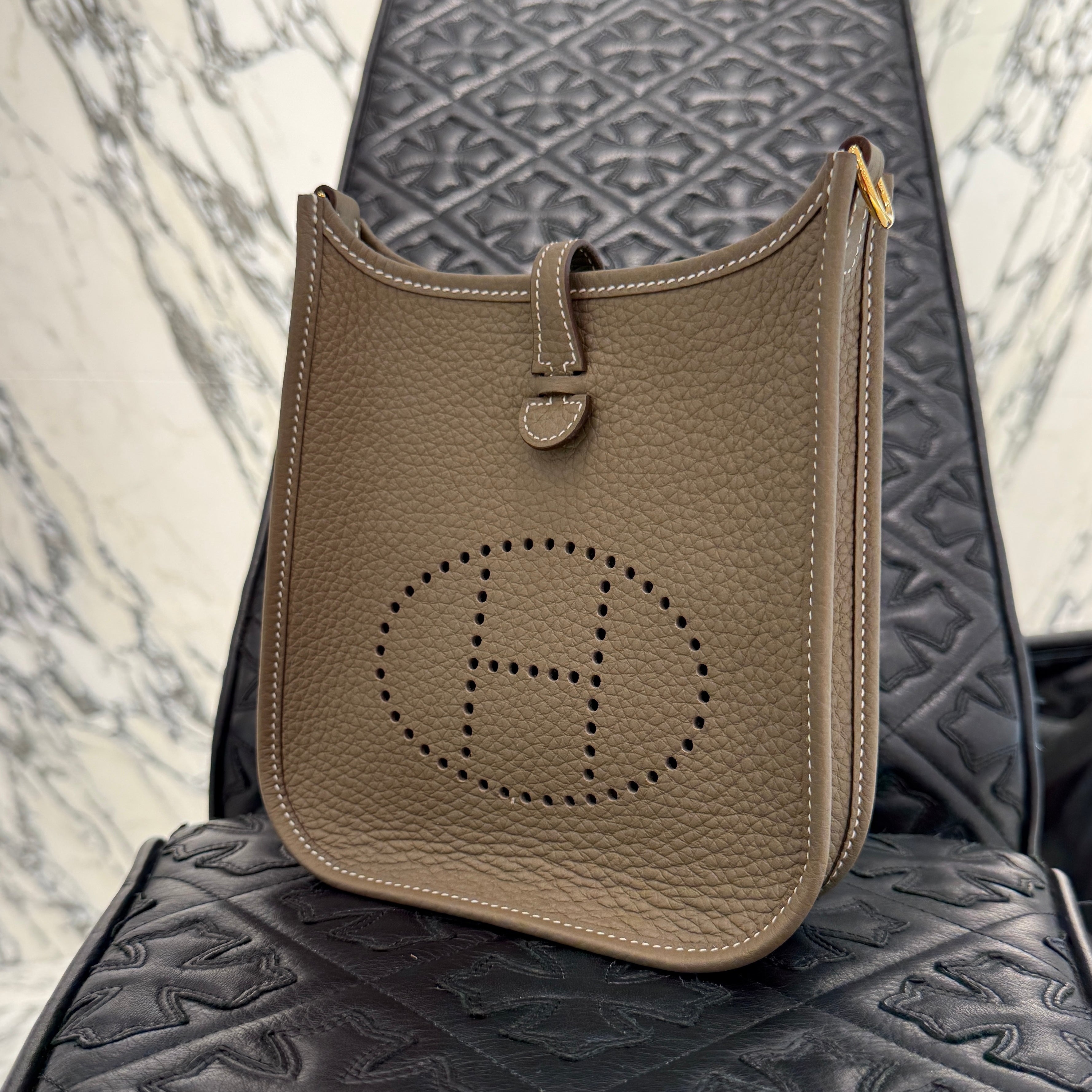 HERMES Evelyn Amazon TPM "Etoupe" W刻印 エルメス エブリン アマゾン TPM "エトゥープ" レザーショルダーバッグ W刻印