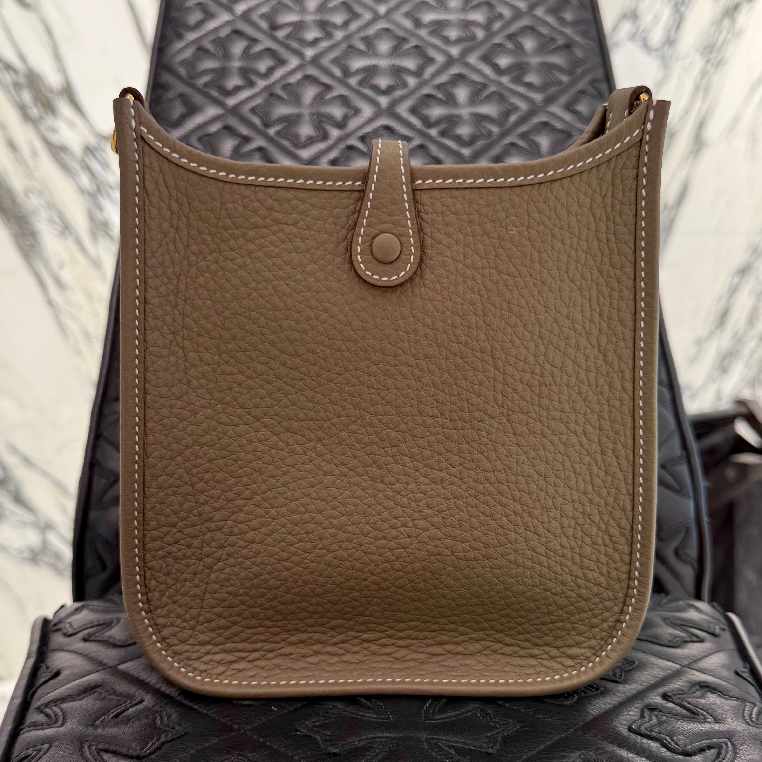 HERMES Evelyn Amazon TPM "Etoupe" W刻印 エルメス エブリン アマゾン TPM "エトゥープ" レザーショルダーバッグ W刻印