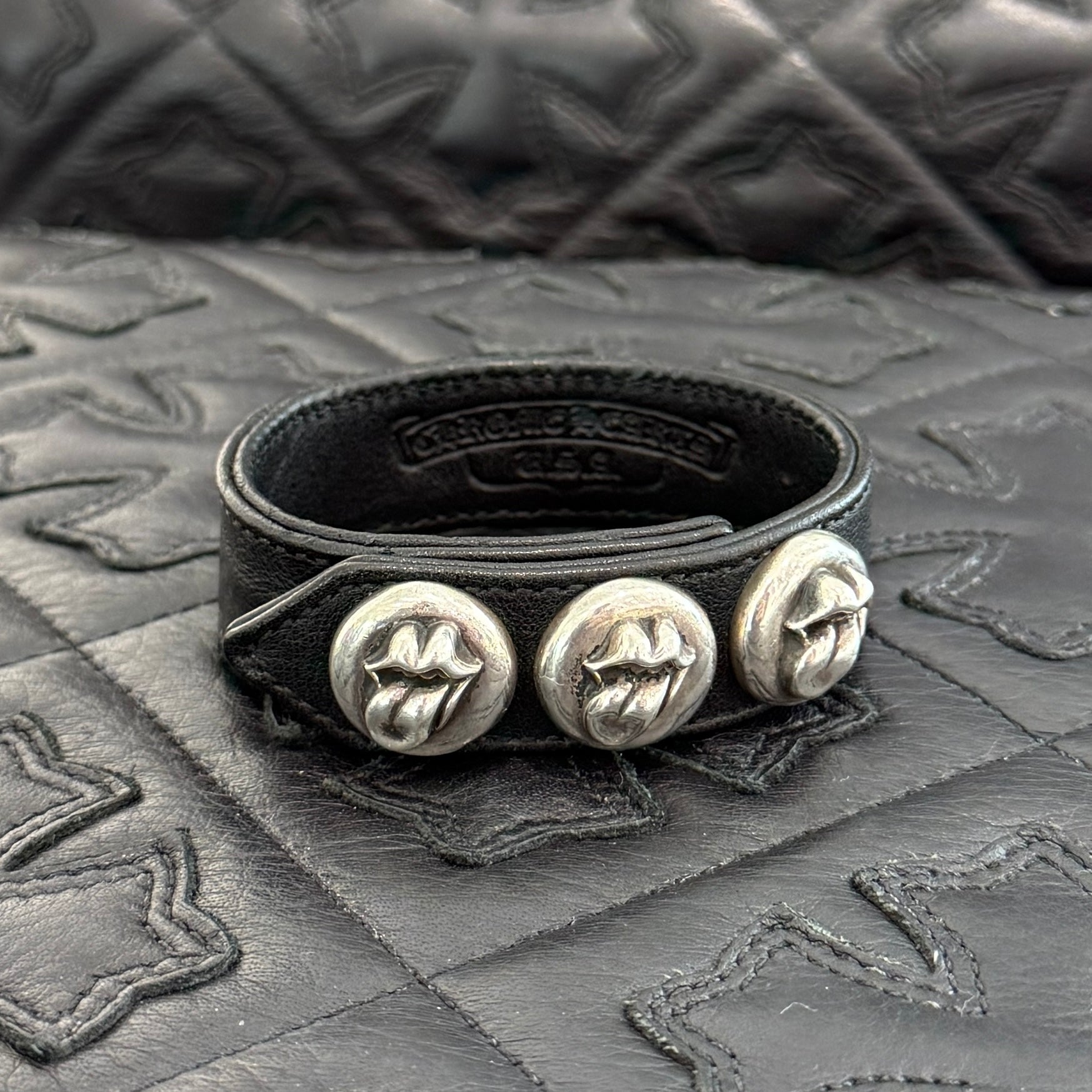 CHROME HEARTS × The Rolling Stones Lip Tong 3BTN 2SNP LEATHER BRACELET クロムハーツ × ザローリングストーンズ リップアンドタン 3ボタン 2スナップ レザーブレスレット