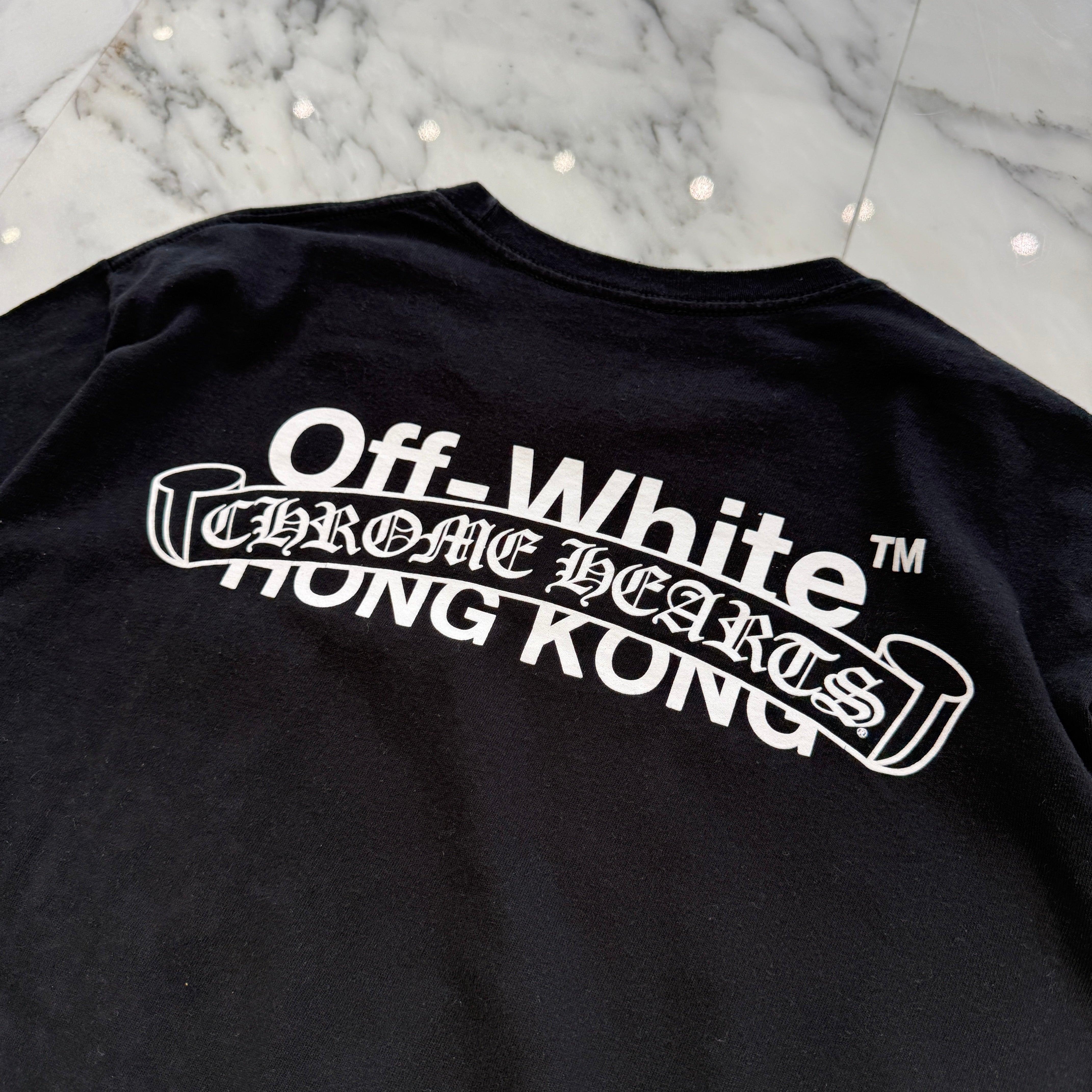 CHROME HEARTS × OFF-WHITE HONG KONG Limited Scroll Logo Tee Size M クロムハ―ツ×オフホワイト 香港限定 スクロールロゴ Tシャツ サイズM