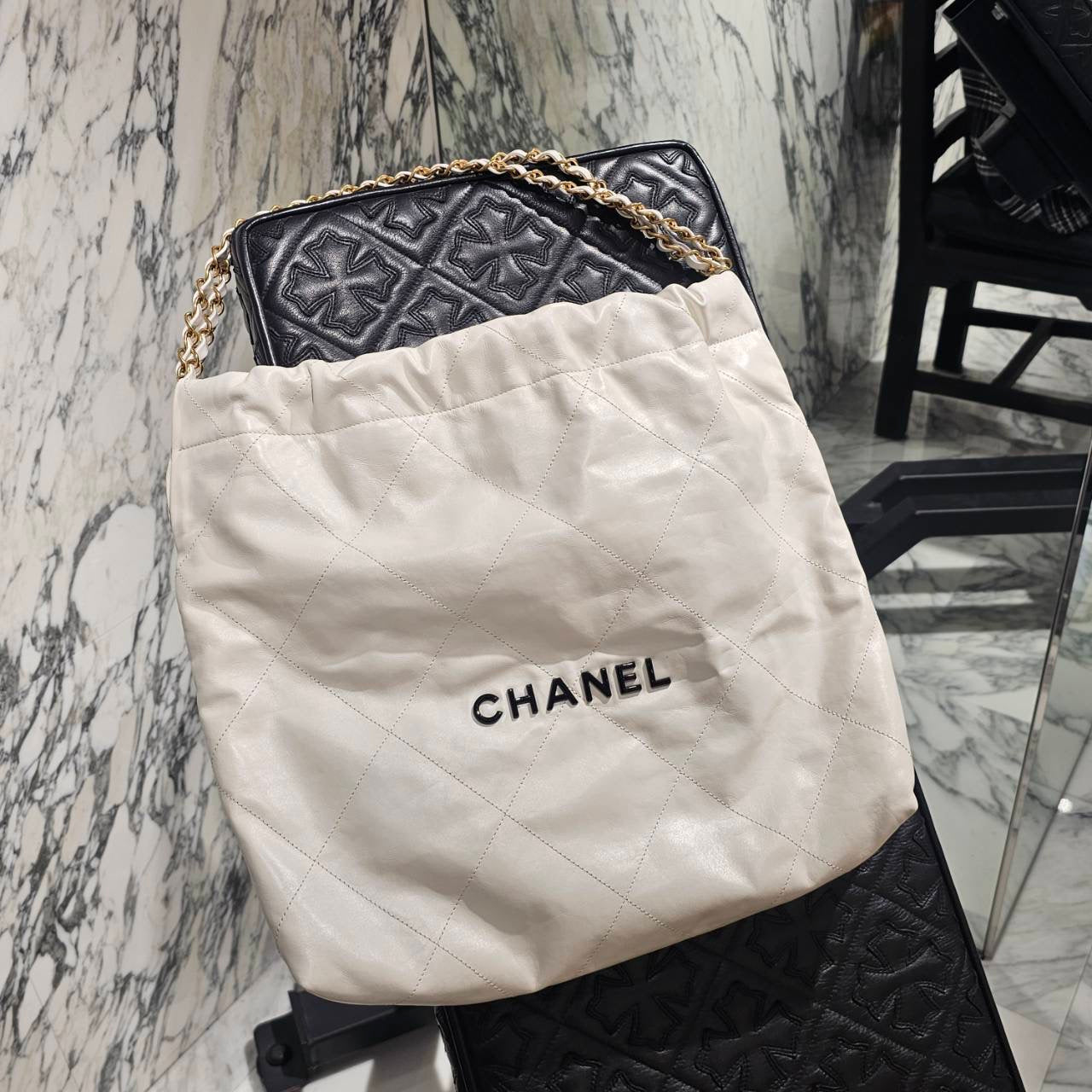 CHANEL 22 Small Shiny Calf Leather Chain Shoulder Bag シャネル 22 スモール シャイニーカーフスキン チェーン ショルダーバッグ