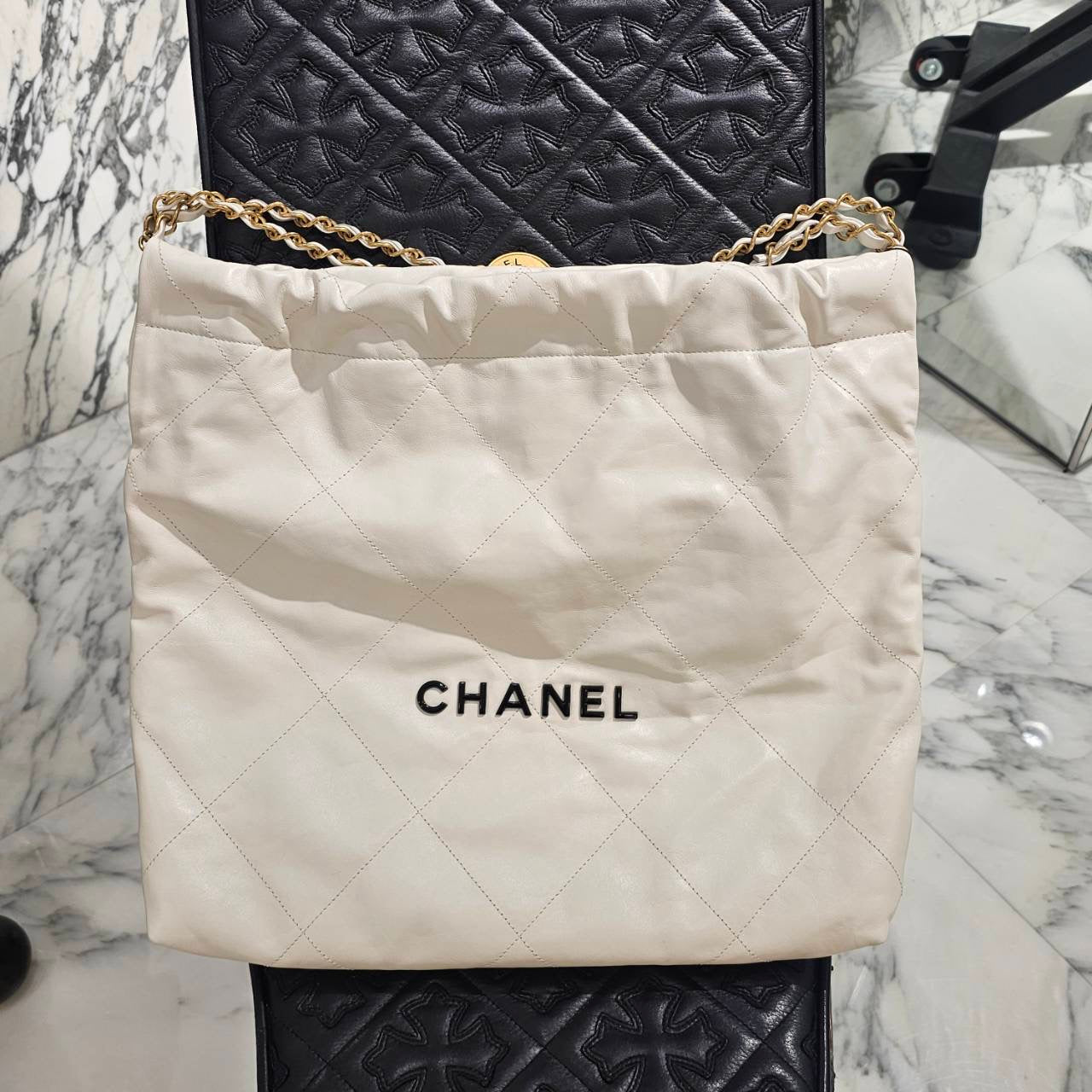 CHANEL 22 Small Shiny Calf Leather Chain Shoulder Bag シャネル 22 スモール シャイニーカーフスキン チェーン ショルダーバッグ