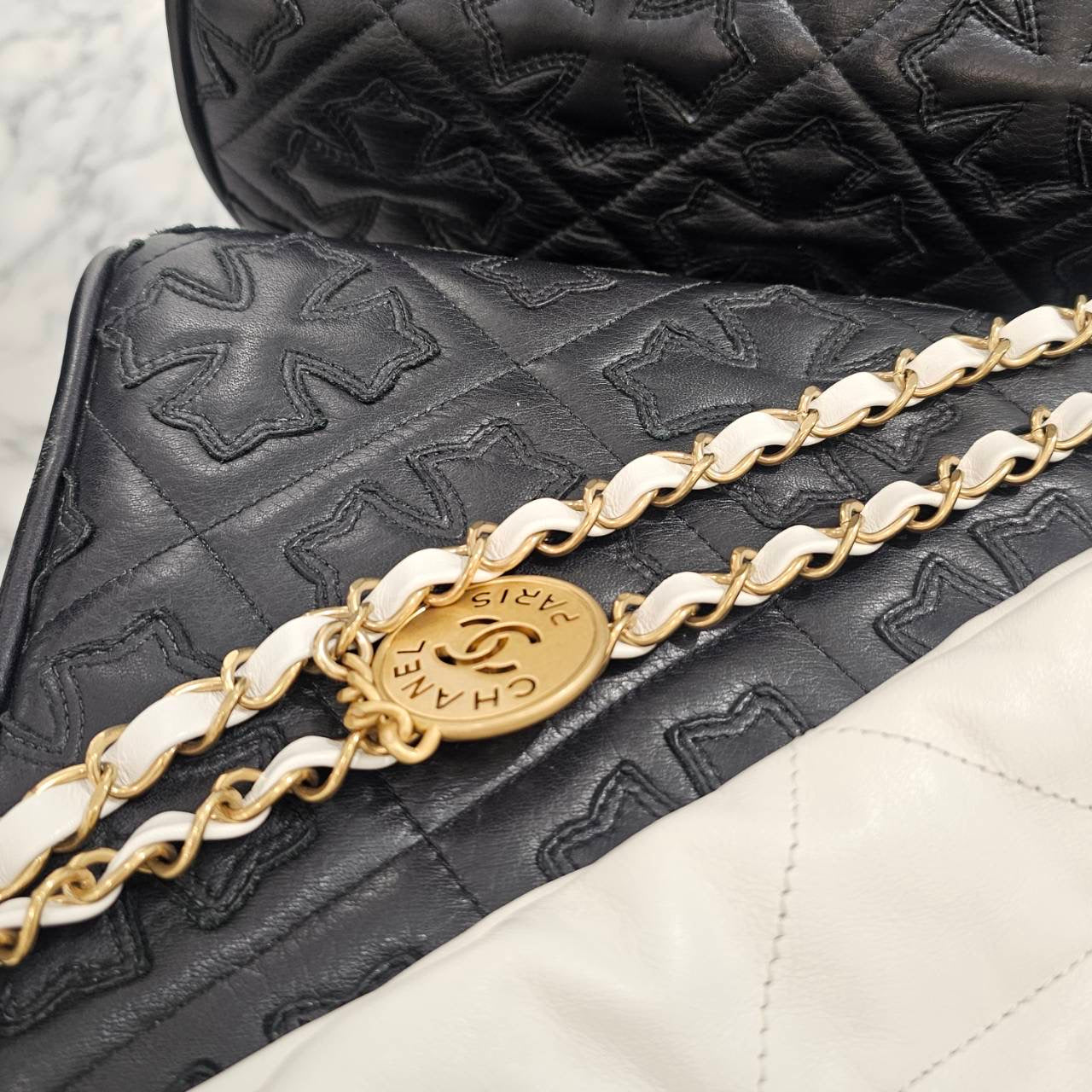 CHANEL 22 Small Shiny Calf Leather Chain Shoulder Bag シャネル 22 スモール シャイニーカーフスキン チェーン ショルダーバッグ