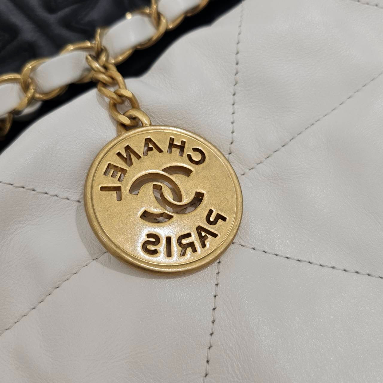 CHANEL 22 Small Shiny Calf Leather Chain Shoulder Bag シャネル 22 スモール シャイニーカーフスキン チェーン ショルダーバッグ