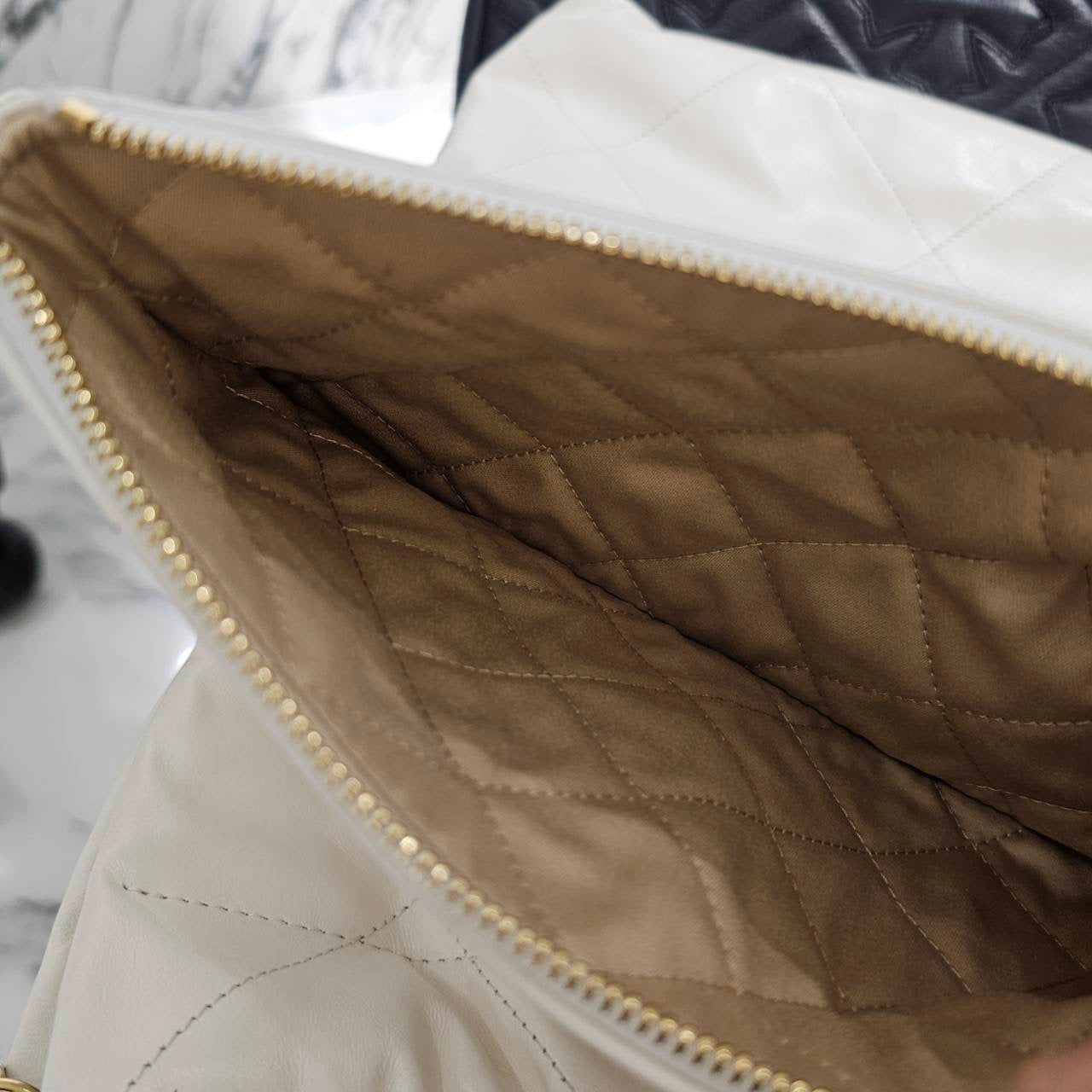 CHANEL 22 Small Shiny Calf Leather Chain Shoulder Bag シャネル 22 スモール シャイニーカーフスキン チェーン ショルダーバッグ