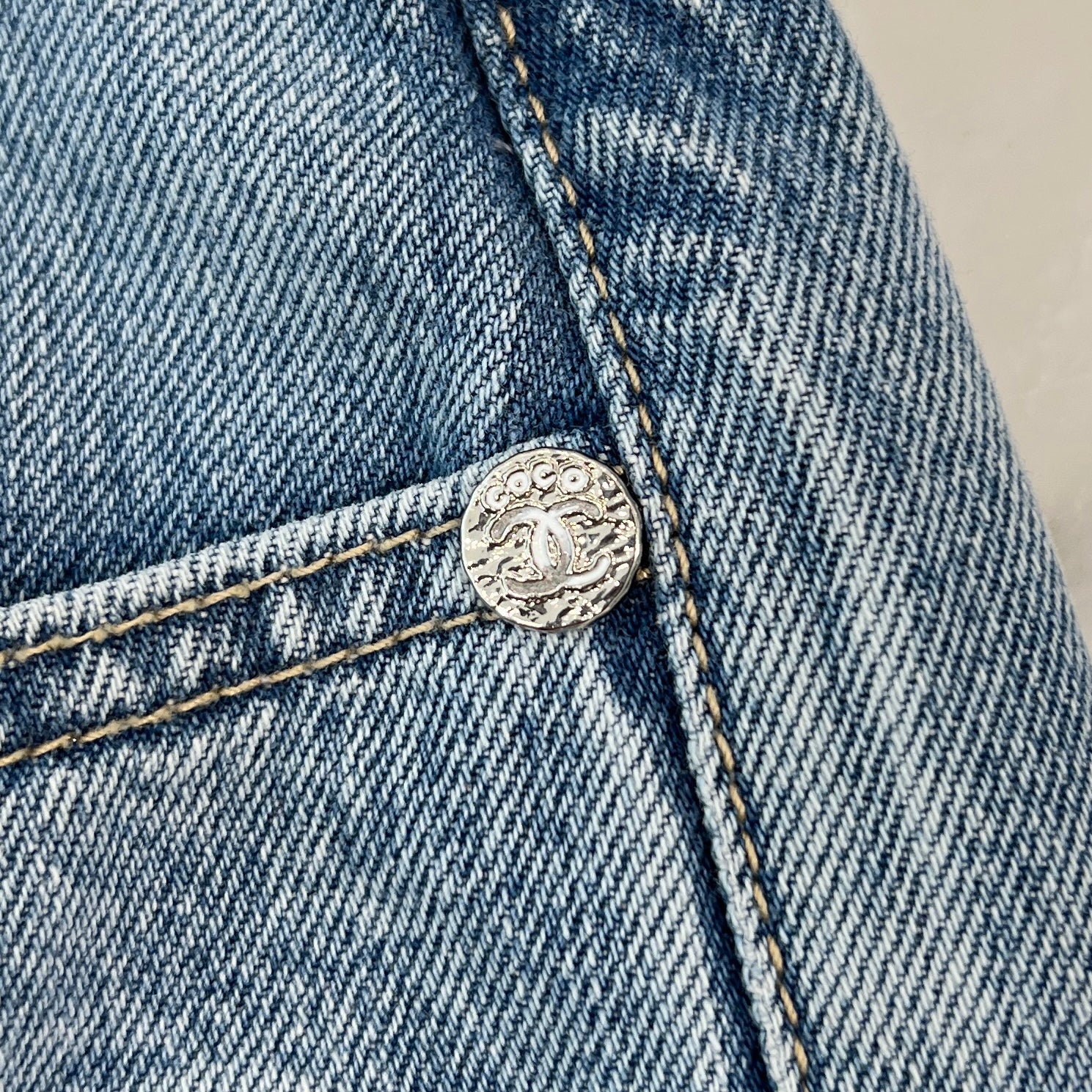 CHANEL 2025SS Coco Beach Collection Embroidery Denim Short Pants P78558 V71193 Size 34 シャネル ココビーチコレクション 刺繍 デニムショートパンツ サイズ34