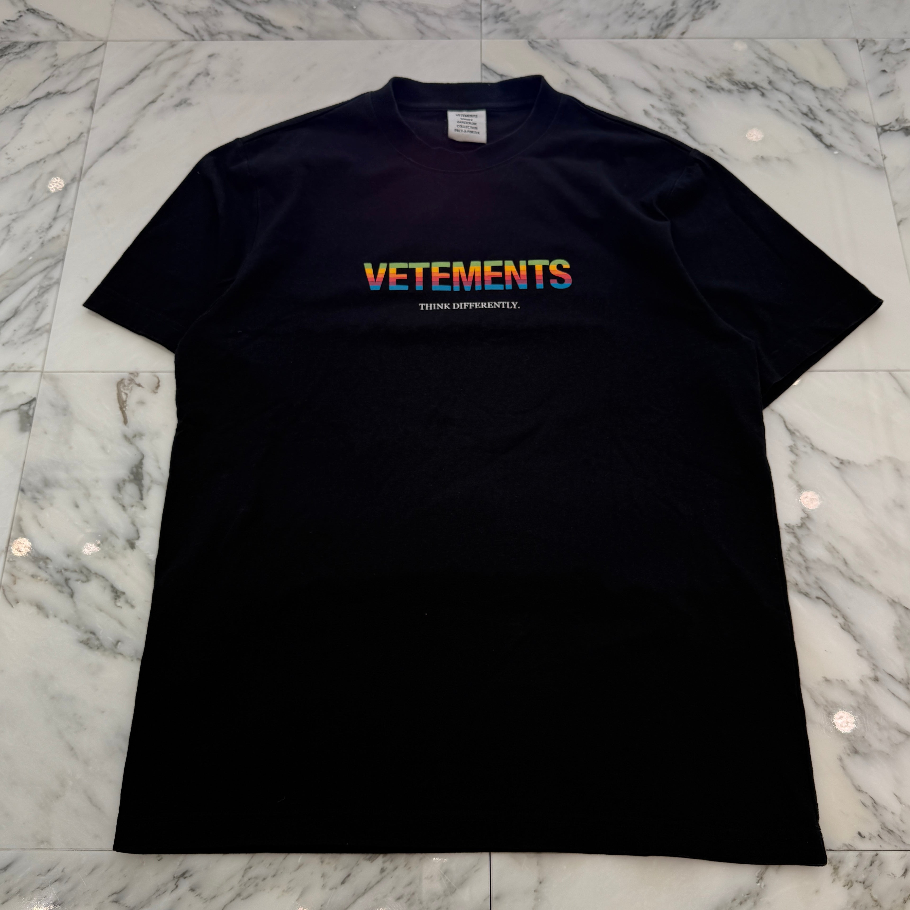 VETEMENTS 2021SS THINK DIFFERENTLY Logo Print Tee UE51TR620B Size