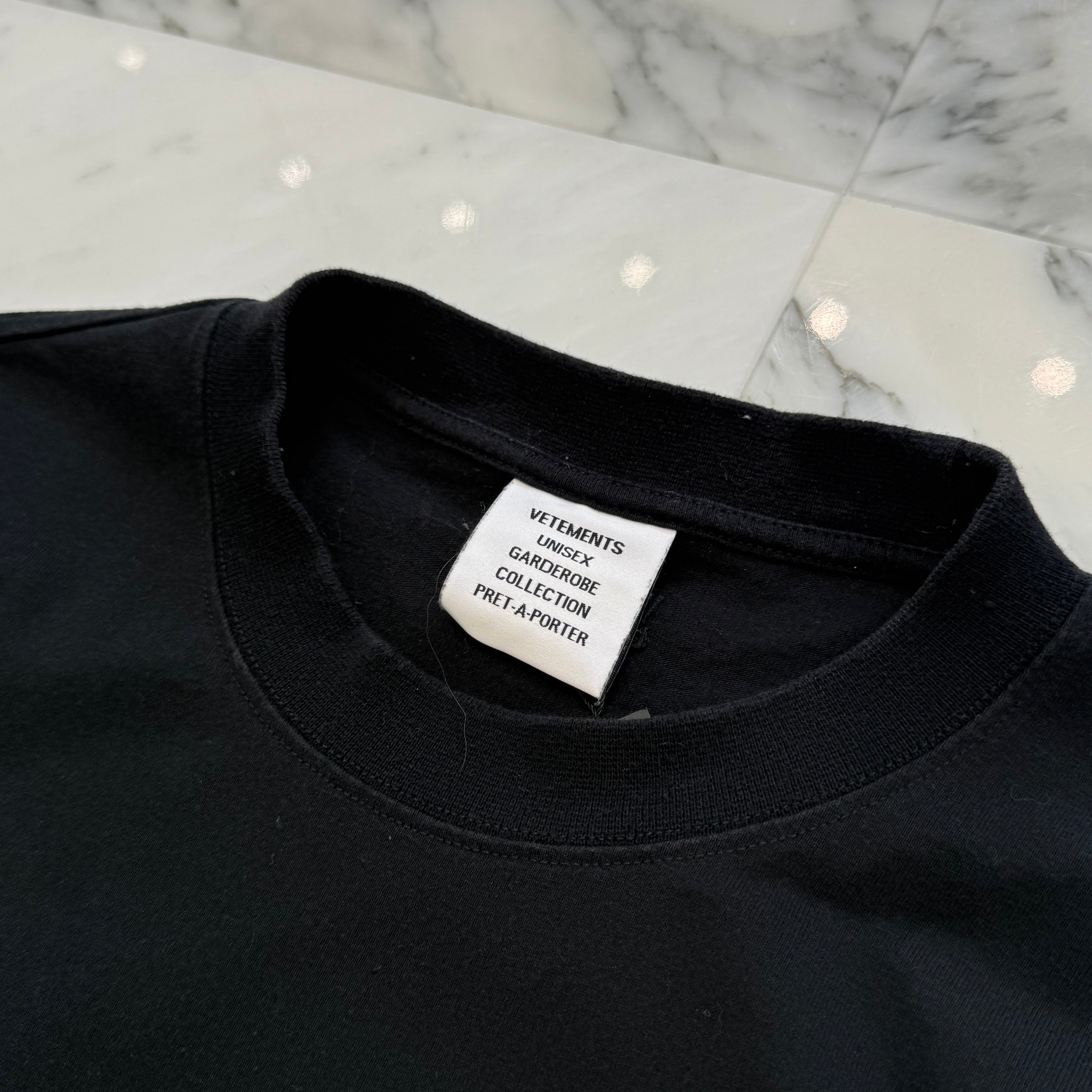 VETEMENTS 2021SS THINK DIFFERENTLY Logo Print Tee UE51TR620B Size M ヴェトモン シンク ディファレント ロゴプリント Tシャツ サイズM