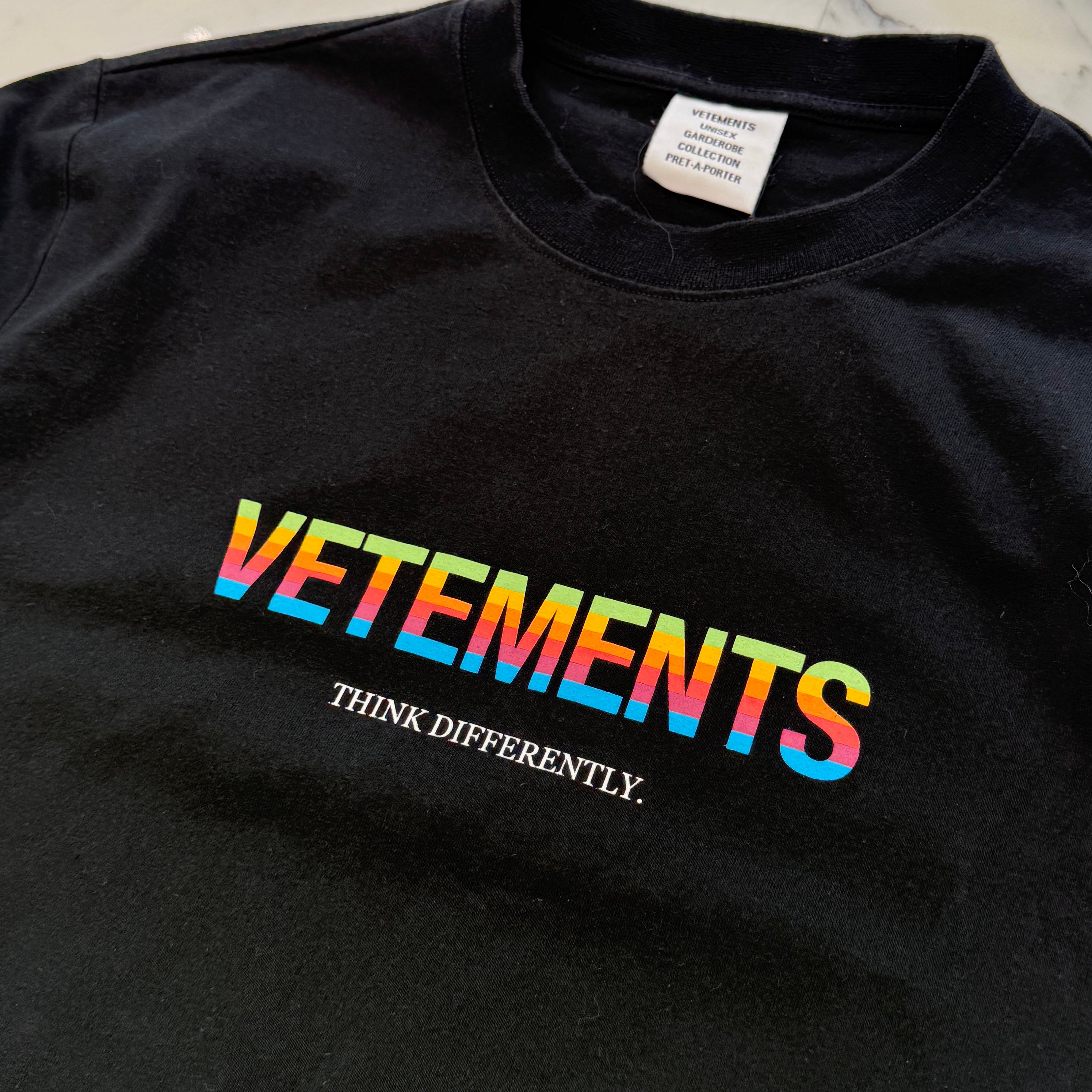 VETEMENTS 2021SS THINK DIFFERENTLY Logo Print Tee UE51TR620B Size M ヴェトモン シンク ディファレント ロゴプリント Tシャツ サイズM