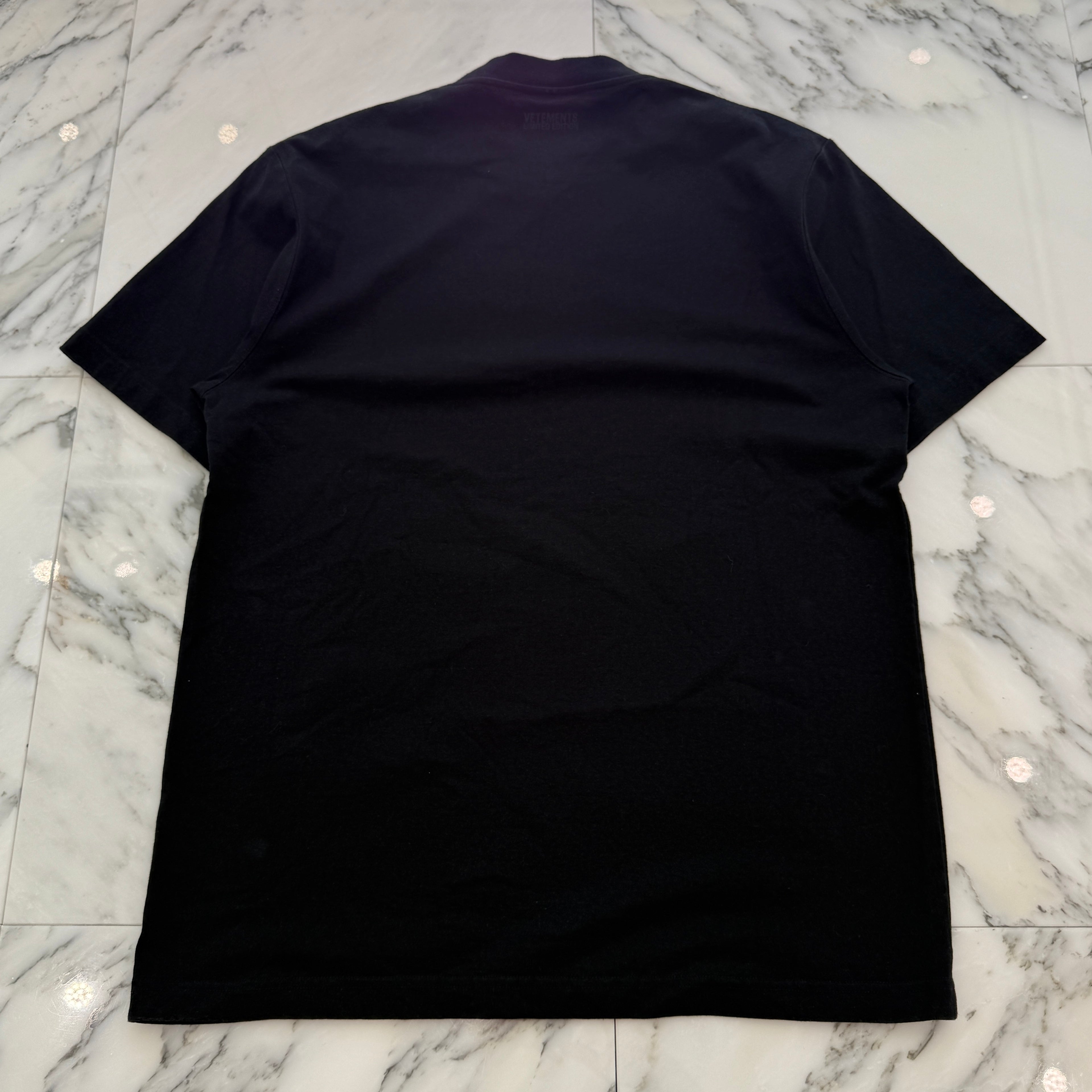 VETEMENTS 2021SS THINK DIFFERENTLY Logo Print Tee UE51TR620B Size M ヴェトモン シンク ディファレント ロゴプリント Tシャツ サイズM