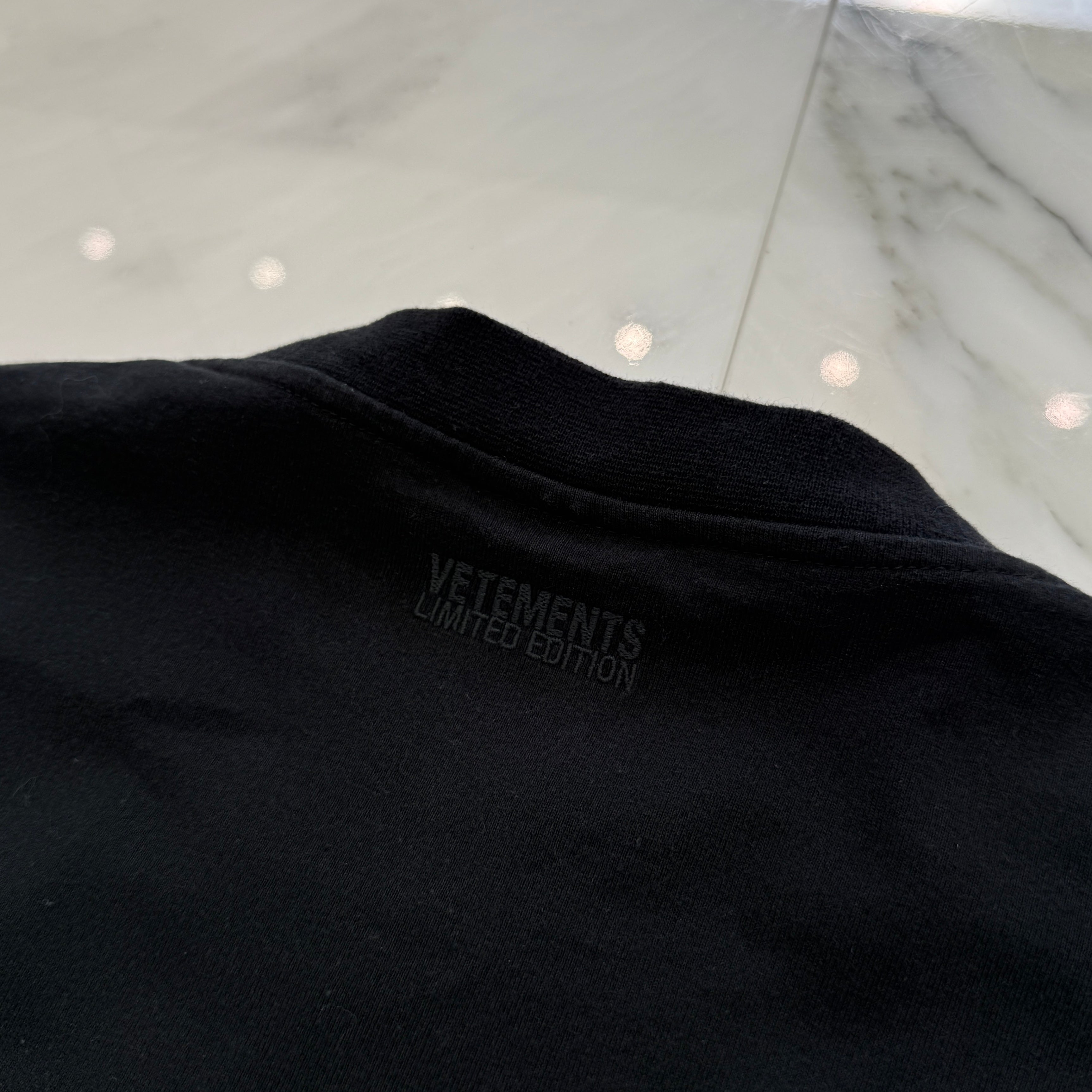 VETEMENTS 2021SS THINK DIFFERENTLY Logo Print Tee UE51TR620B Size M ヴェトモン シンク ディファレント ロゴプリント Tシャツ サイズM