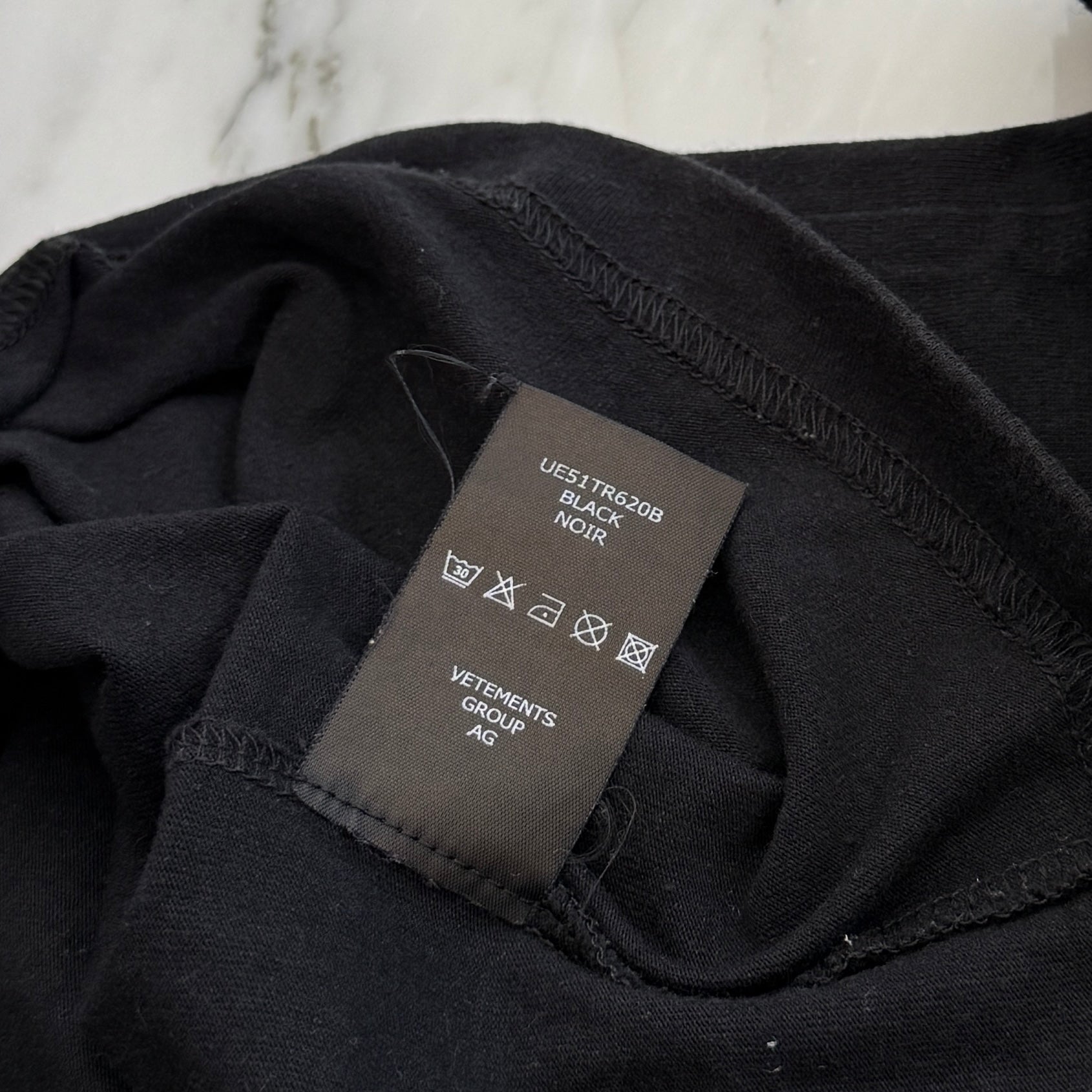 VETEMENTS 2021SS THINK DIFFERENTLY Logo Print Tee UE51TR620B Size M ヴェトモン シンク ディファレント ロゴプリント Tシャツ サイズM