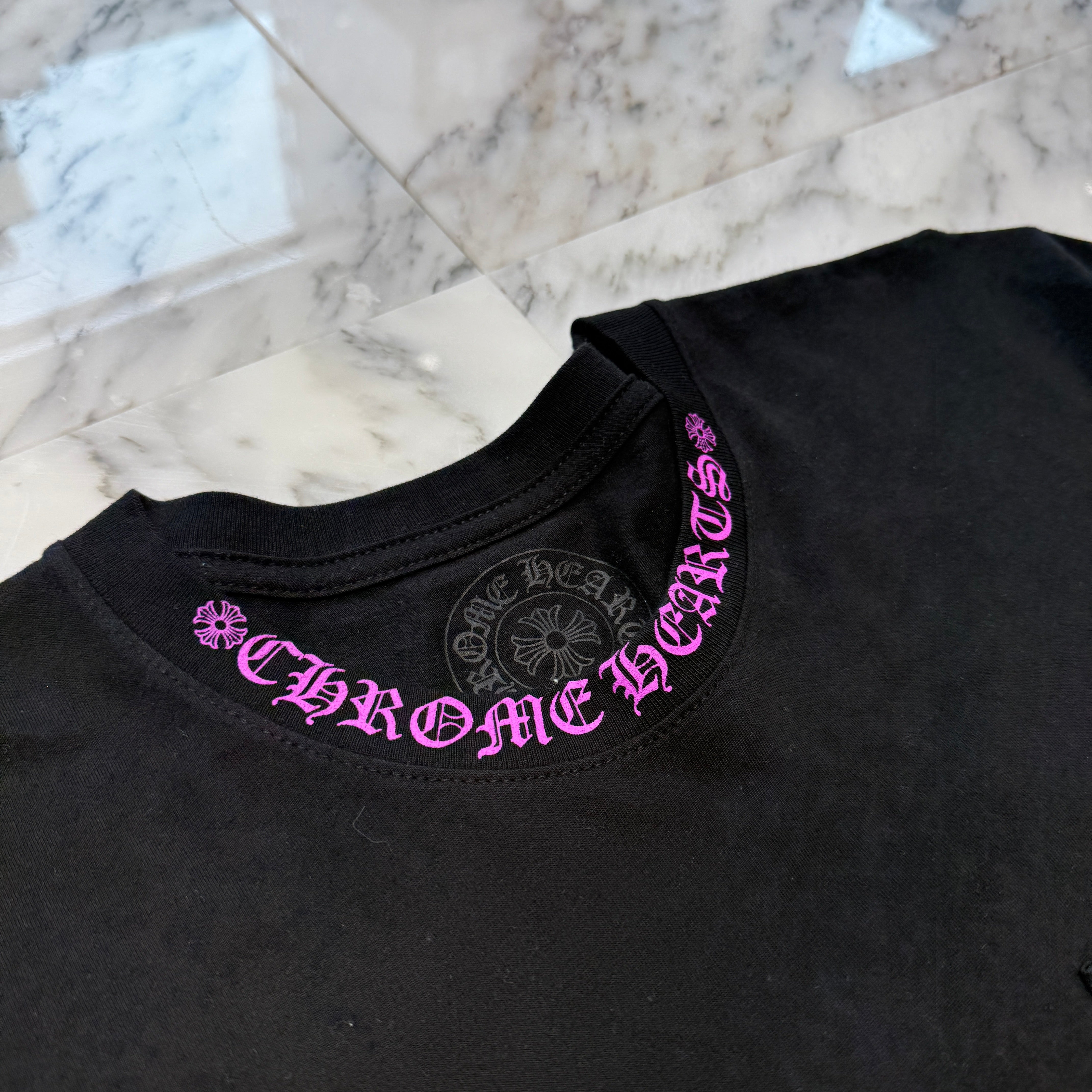 CHROME HEARTS Old English Purple Neck Logo Short Sleeve Tee Size L クロムハーツ オールドイングリッシュ パープルネックロゴ ショートスリーブ Tシャツ サイズL