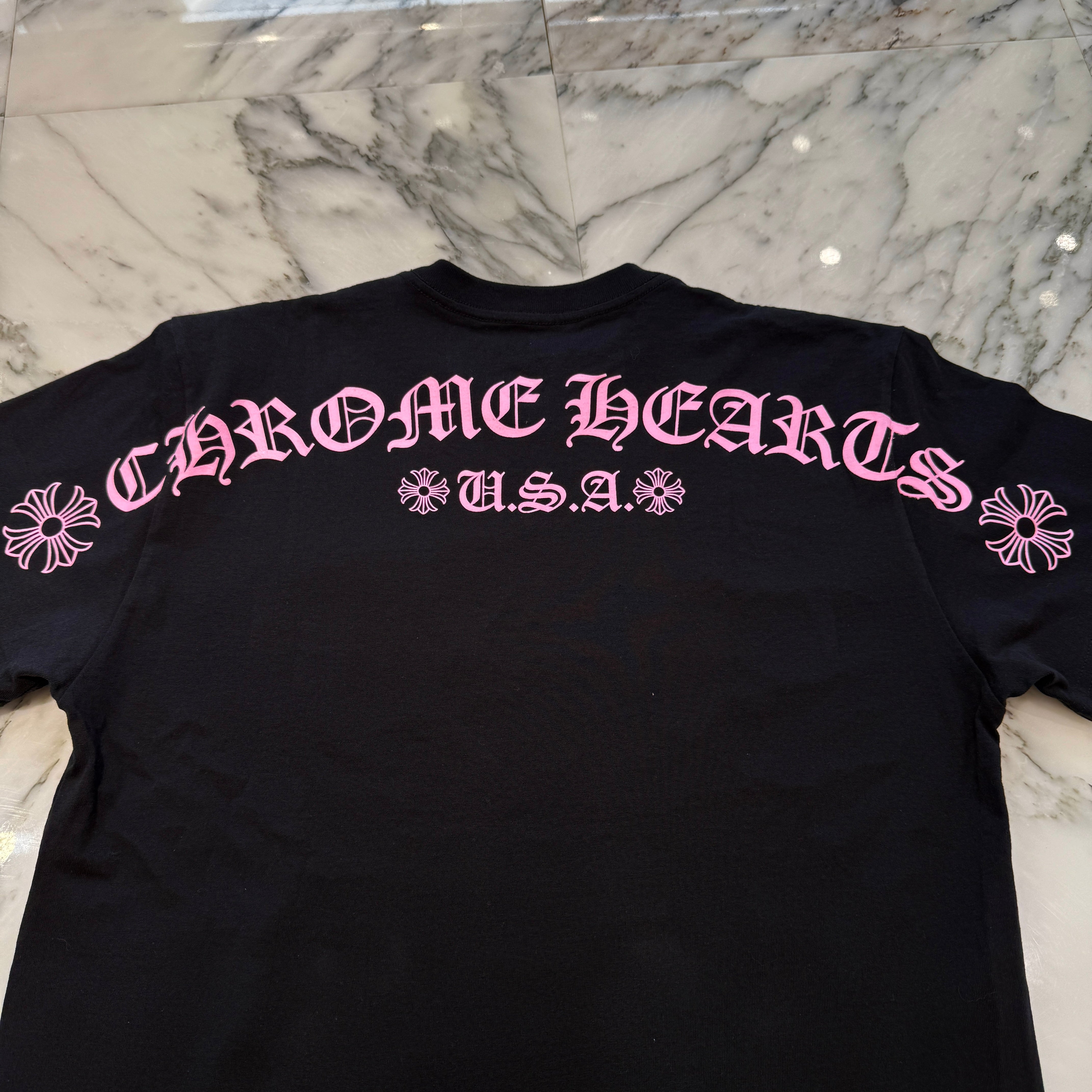 CHROME HEARTS "BLACK PINK" Back Arch USA Logo Tee Size L クロムハーツ ブラックピンク バックアーチ USA ロゴ Tシャツ サイズL