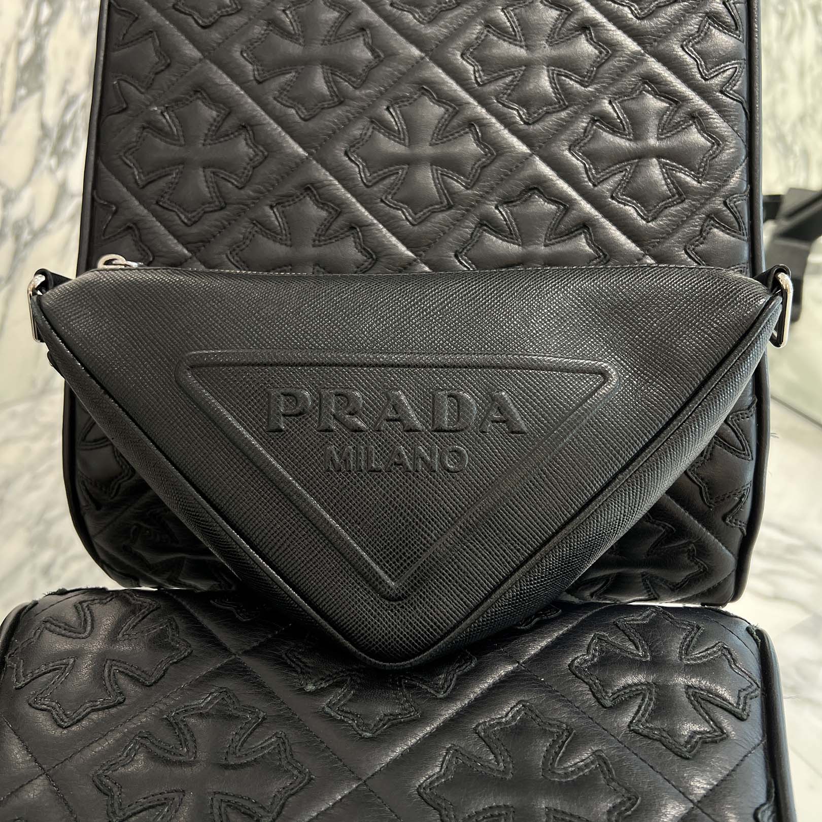 PRADA プラダ　サフィアーノ PRADA プラダ トライアングルZIP長財布 ブラック サフィアーノ 1MH132