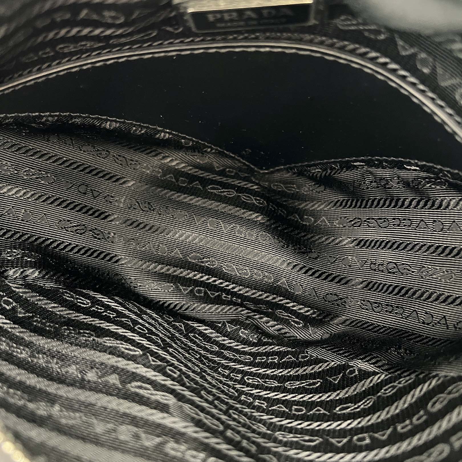 PRADA 2021AW Sarfiano Leather Triangle Shoulder Bag Medium プラダ サフィアーノレザー トライアングル ショルダーバッグ ミディアム