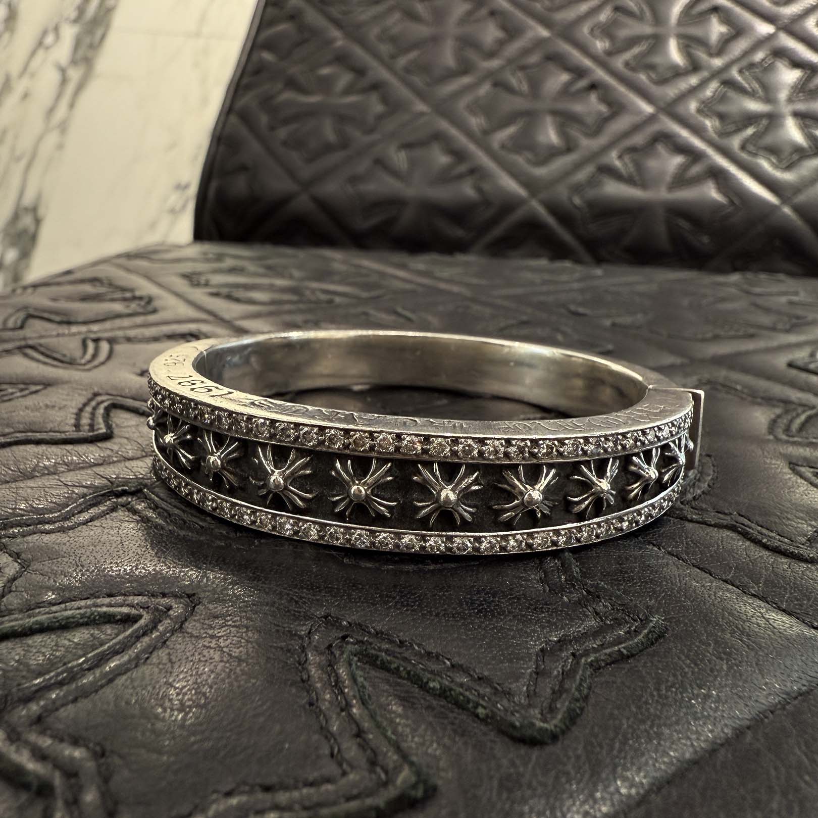 CHROME HEARTS NARROW V BAND CH Plus Bangle Pave Diamond クロム