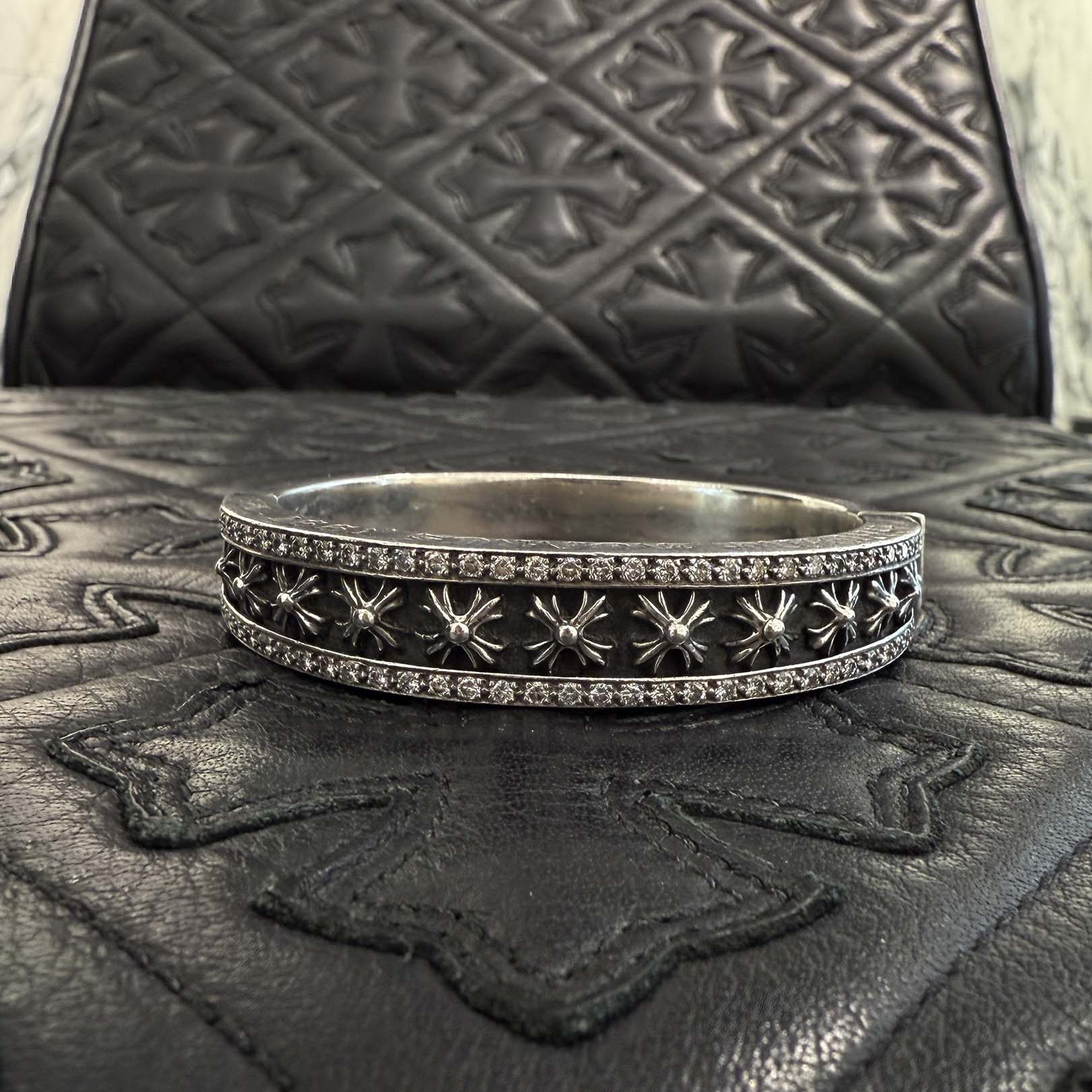 CHROME HEARTS NARROW V BAND CH Plus Bangle Pave Diamond クロム