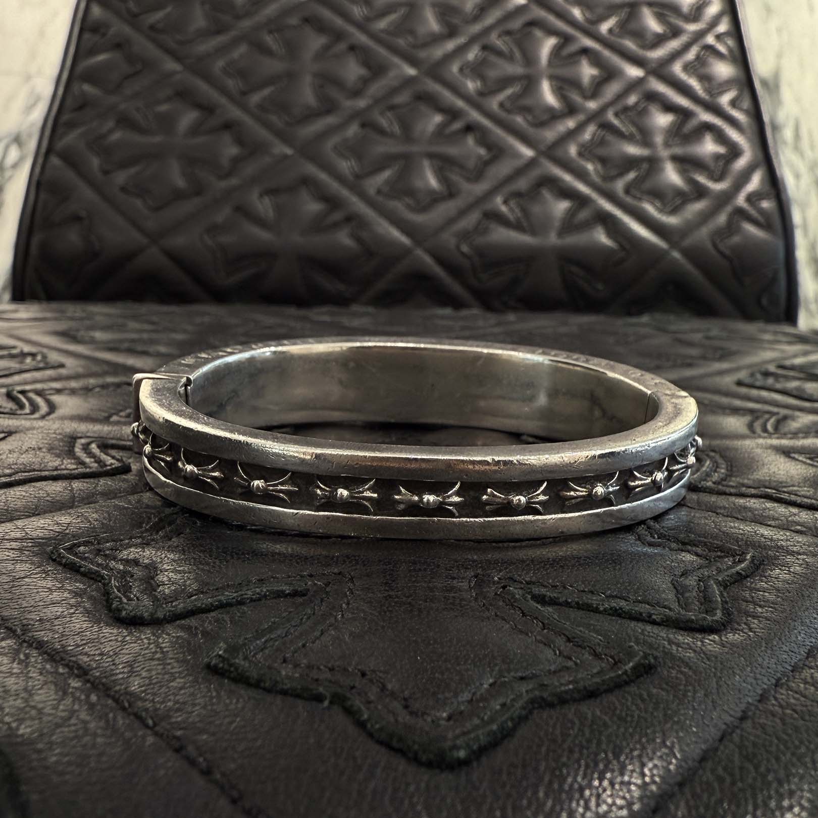 CHROME HEARTS NARROW V BAND CH Plus Bangle Pave Diamond クロム