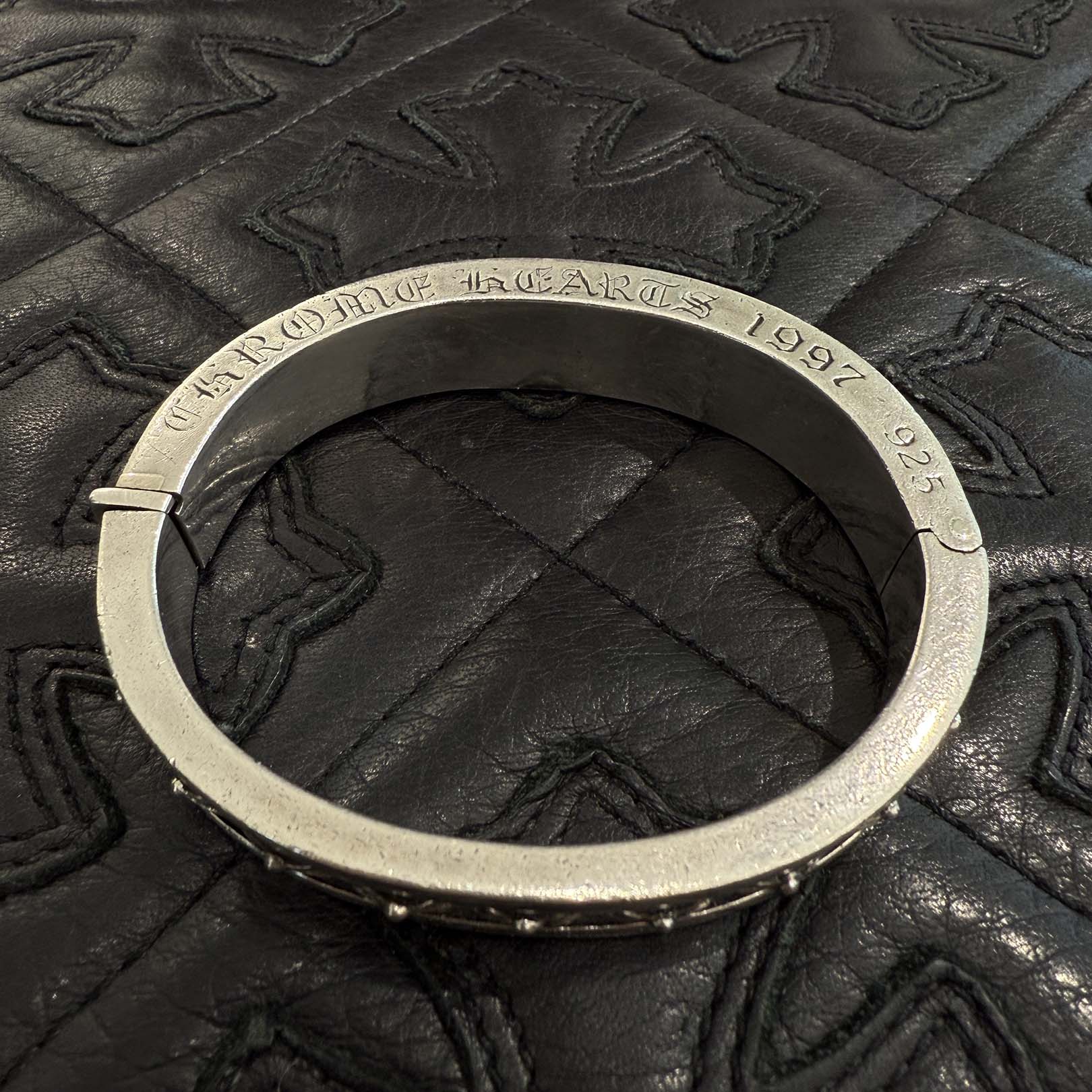 CHROME HEARTS NARROW V BAND CH Plus Bangle Pave Diamond クロム