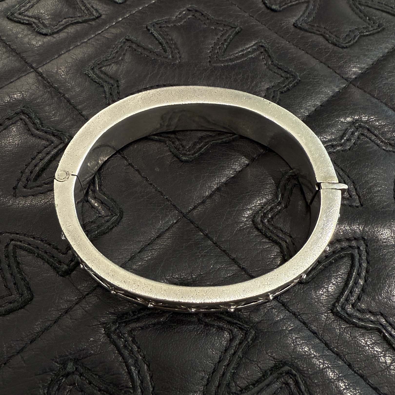 CHROME HEARTS NARROW V BAND CH Plus Bangle Pave Diamond クロム