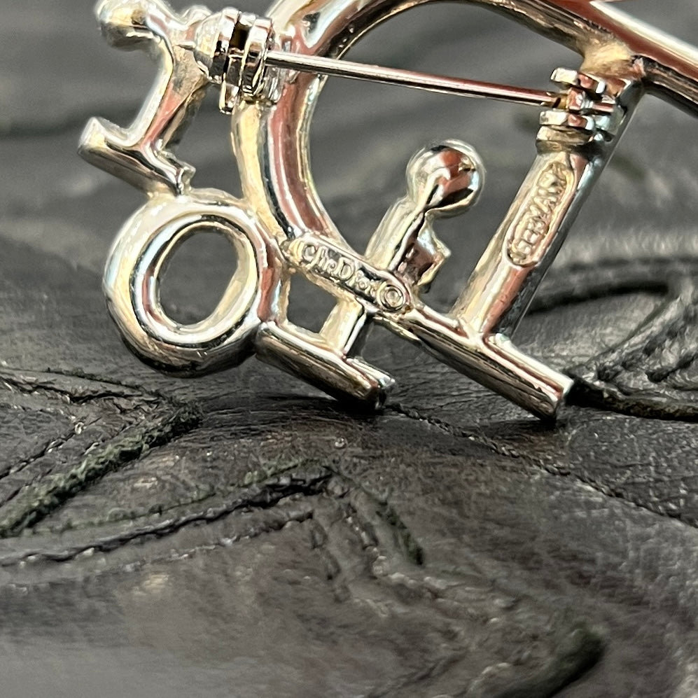 美品✨ディオールDIOR 旧ロゴ　エンブレム　ブローチ　ラインストーン Christian Dior クリスチャンディオール ロゴ ラインストーン