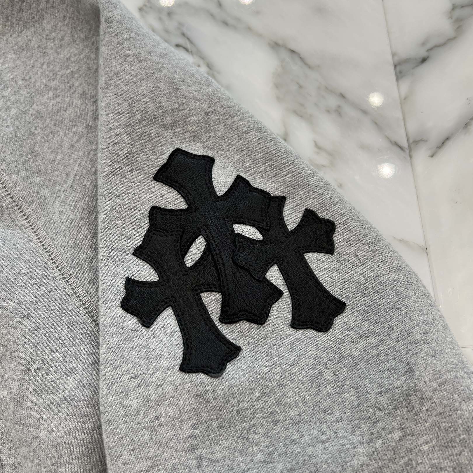 3 Camouflage HEARTS CHROME セメタリークロス HEARTS 返金ok!MEMENTOSで購入！CHROME Cemetery ZIP F REC Patch Leather Cross トップス