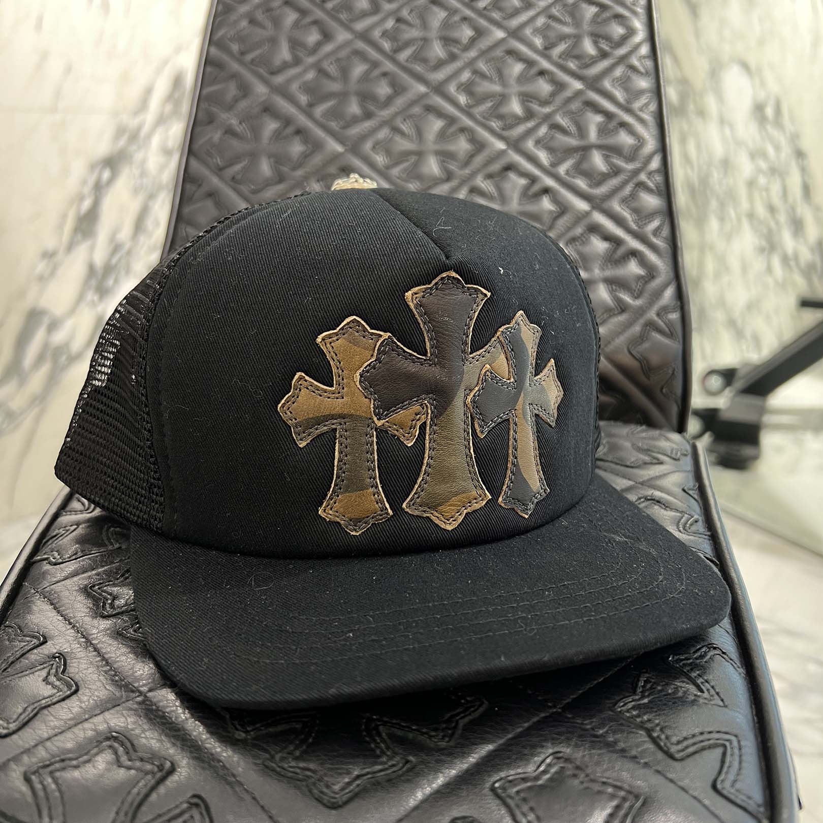 CHROME HEARTS Camo Triple Cross Leather Patch Trucker Cap ONE SIZE (51-61) クロムハーツ カモ トリプルクロス レザーパッチ トラッカーキャップ サイズONE SIZE (51-61)