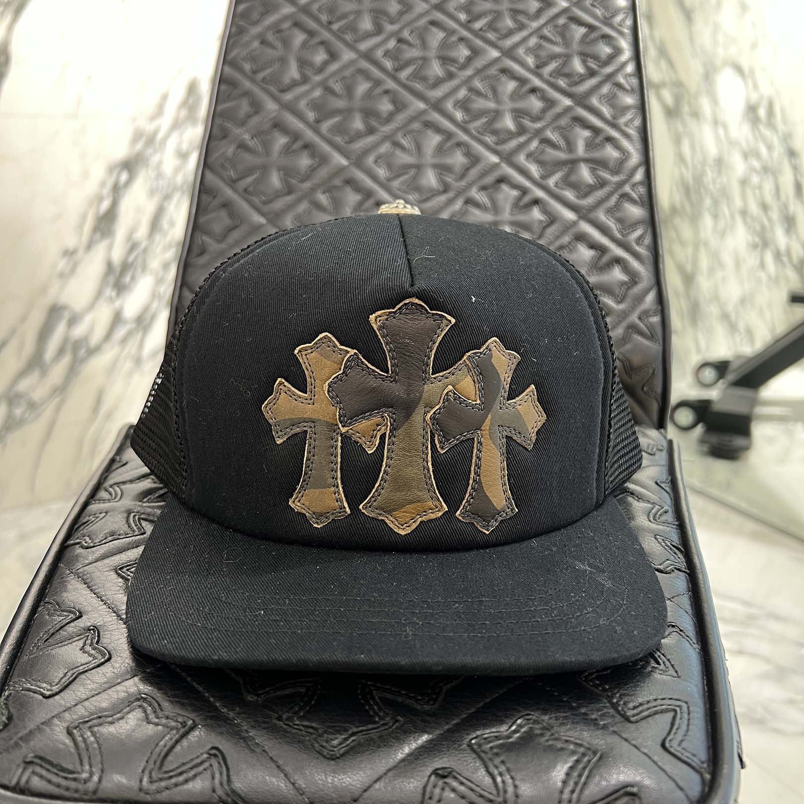 CHROME HEARTS Camo Triple Cross Leather Patch Trucker Cap ONE SIZE (51-61) クロムハーツ カモ トリプルクロス レザーパッチ トラッカーキャップ サイズONE SIZE (51-61)