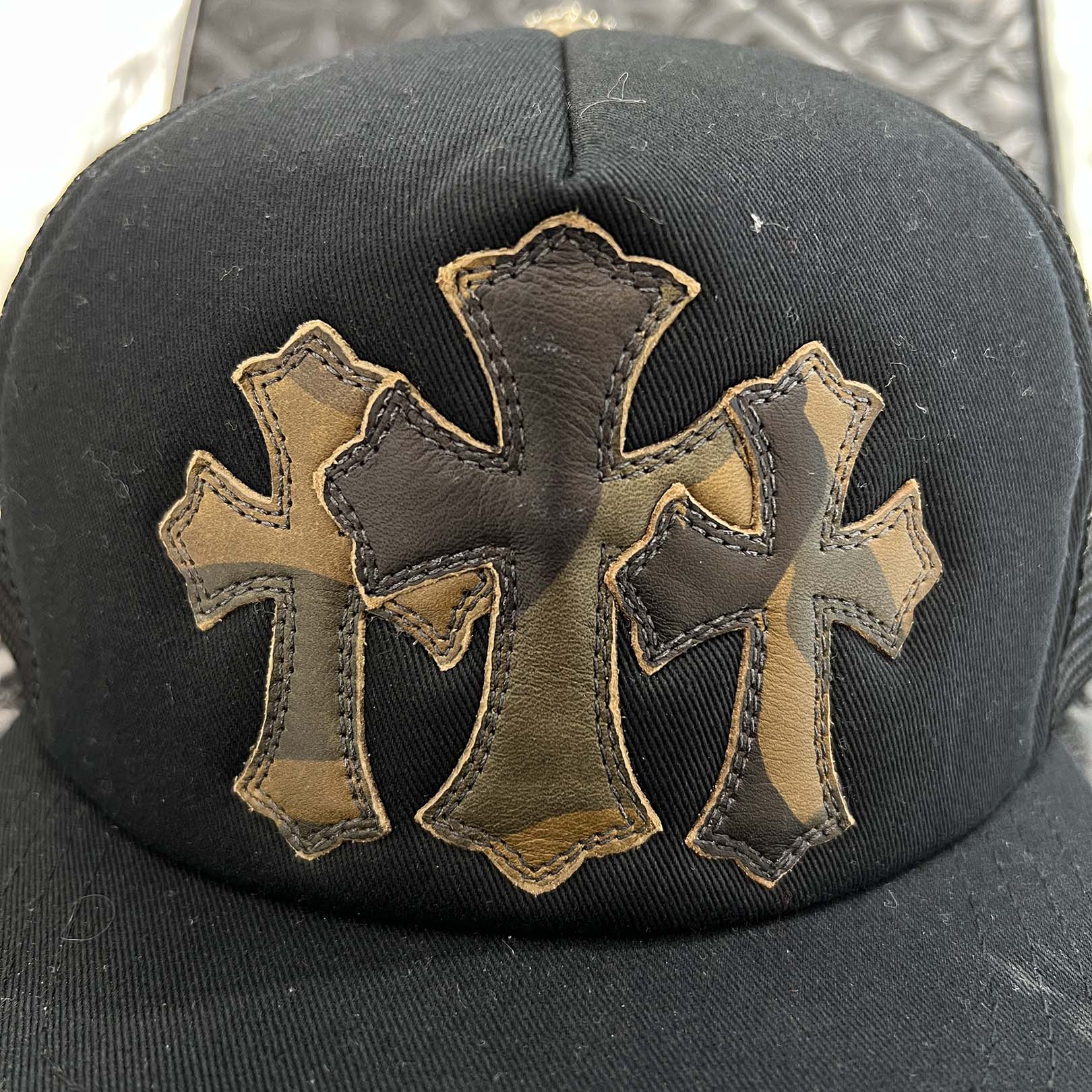 CHROME HEARTS Camo Triple Cross Leather Patch Trucker Cap ONE SIZE (51-61) クロムハーツ カモ トリプルクロス レザーパッチ トラッカーキャップ サイズONE SIZE (51-61)